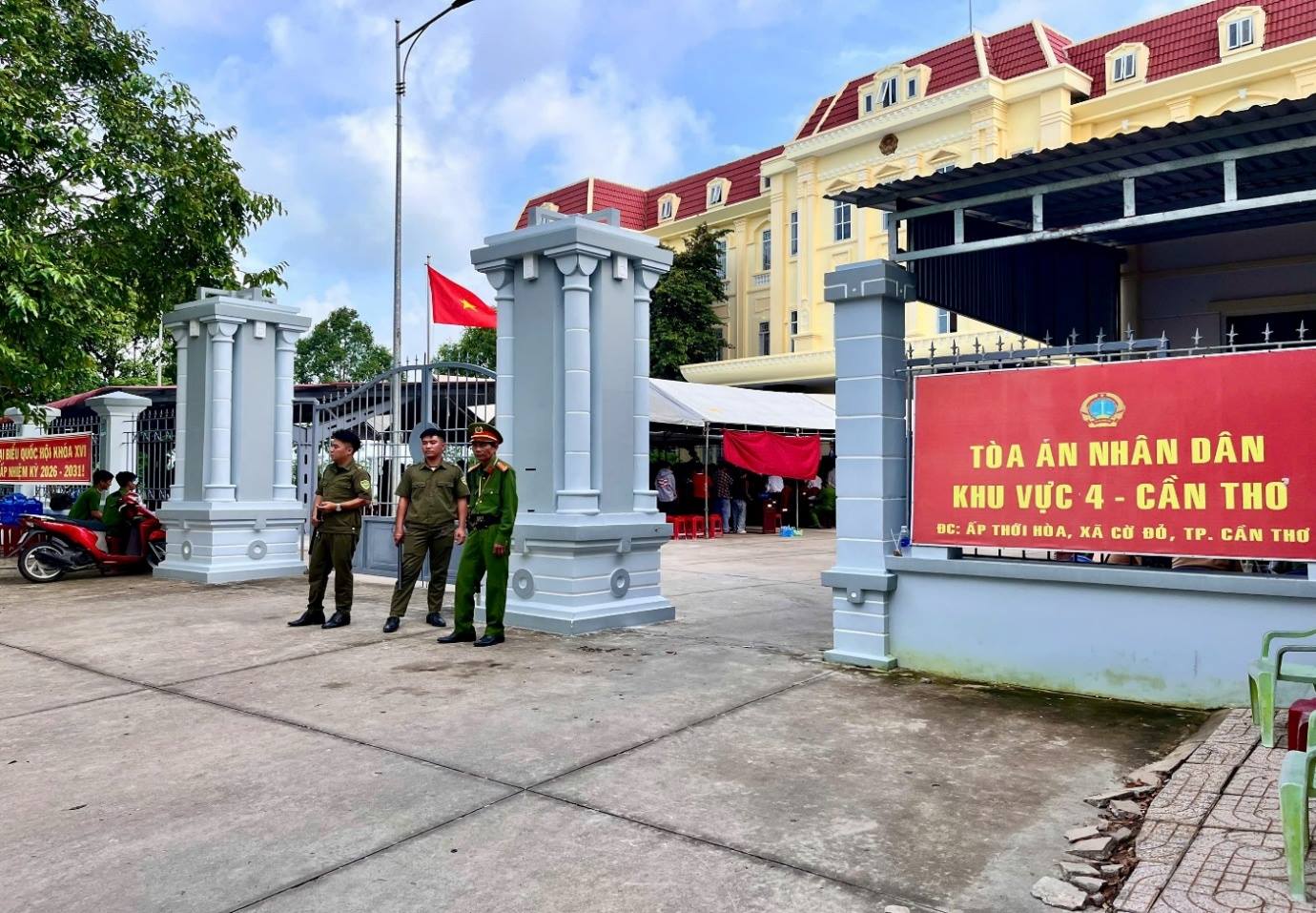 Công an xã Cờ Đỏ bảo đảm an ninh, trật tự phục vụ phiên tòa xét xử 53 bị cáo trong vụ án ma túy đặc biệt nghiêm trọng