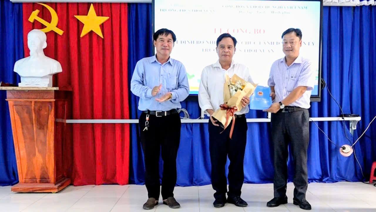 Trao quyết định điều động, bổ nhiệm công chức lãnh đạo, quản lý tại trường THCS Thới Xuân