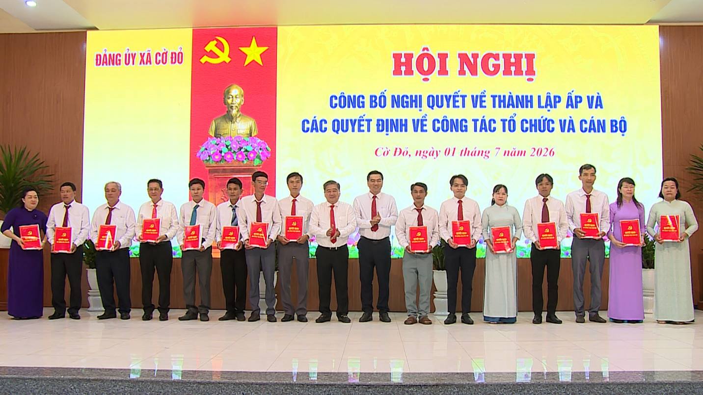 Công bố Nghị quyết của HĐND về sắp xếp ấp và các quyết định về công tác tổ chức, cán bộ xã