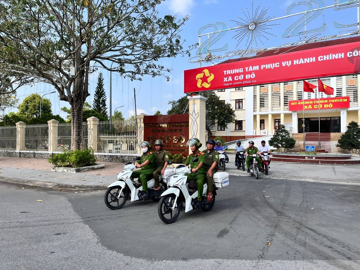 Công an xã Cờ Đỏ tăng cường phối hợp liên ngành, quyết liệt lập lại trật tự đô thị, trật tự an toàn giao thông dịp lễ 30/4 và 1/5