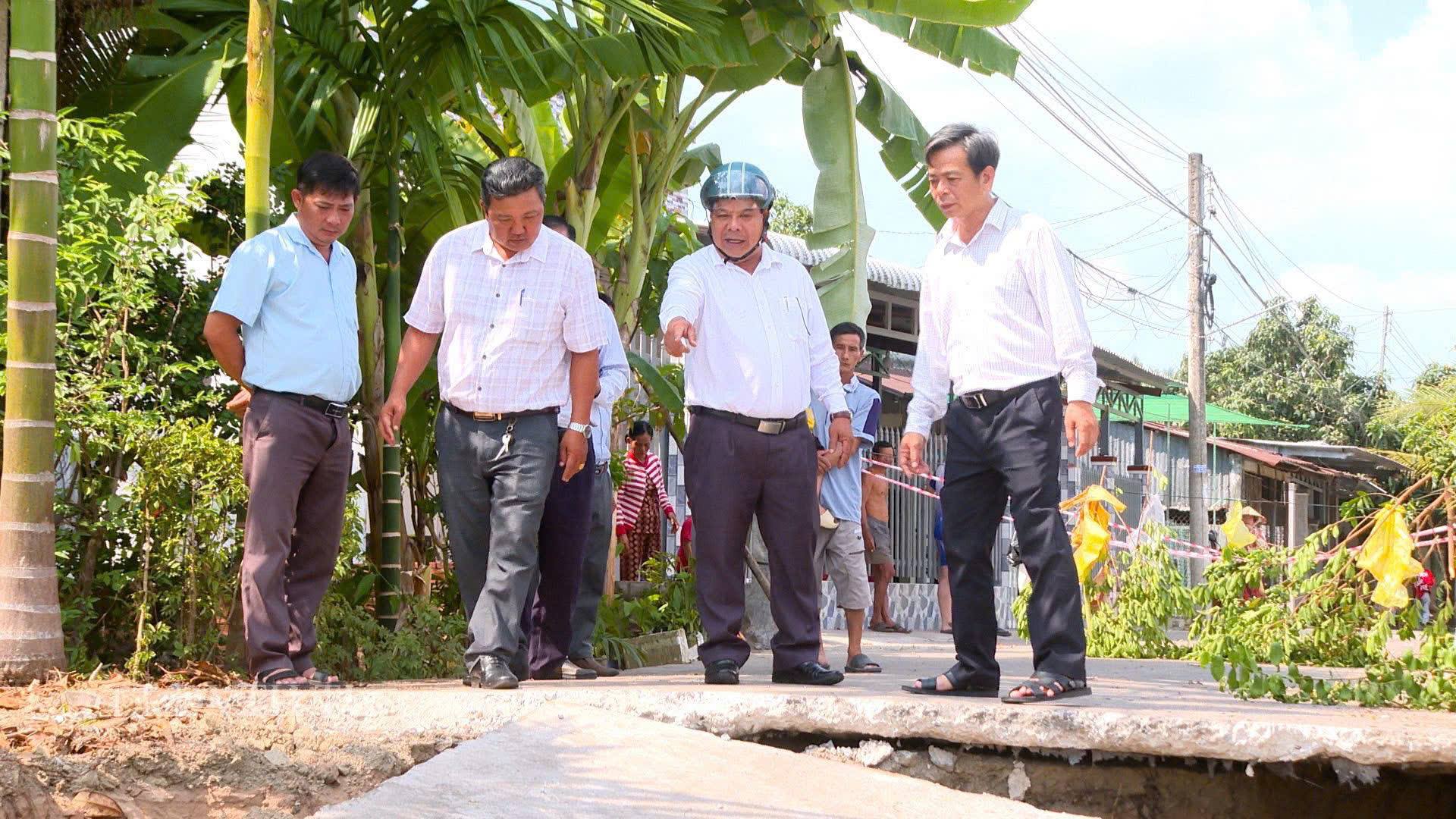LÃNH ĐẠO ĐẢNG ỦY XÃ THỚI LAI KIỂM TRA, CHỈ ĐẠO KHẮC PHỤC ĐIỂM SẠT LỞ ĐẤT VÀ LỘ GIAO THÔNG NÔNG THÔN 4M, ẤP THỚI HÒA A