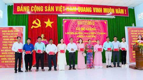 THỚI LAI- BẾ GIẢNG LỚP BỒI DƯỠNG NHẬN THỨC VỀ ĐẢNG, KHOÁ I NĂM 2026