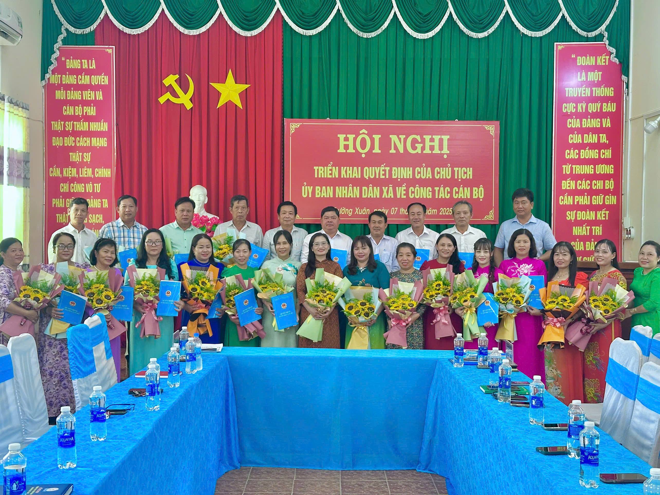 HỘI NGHỊ TRIỂN KHAI QUYẾT ĐỊNH CỦA CHỦ TỊCH ỦY BAN NHÂN DÂN XÃ VỀ CÔNG TÁC CÁN BỘ