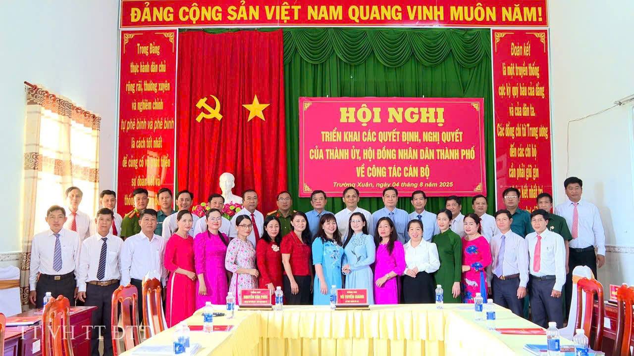 HỘI NGHỊ TRIỂN KHAI CÁC QUYẾT ĐỊNH, NGHỊ QUYẾT CỦA THÀNH ỦY, HỘI ĐỒNG NHÂN DÂN THÀNH PHỐ VỀ CÔNG TÁC CÁN BỘ