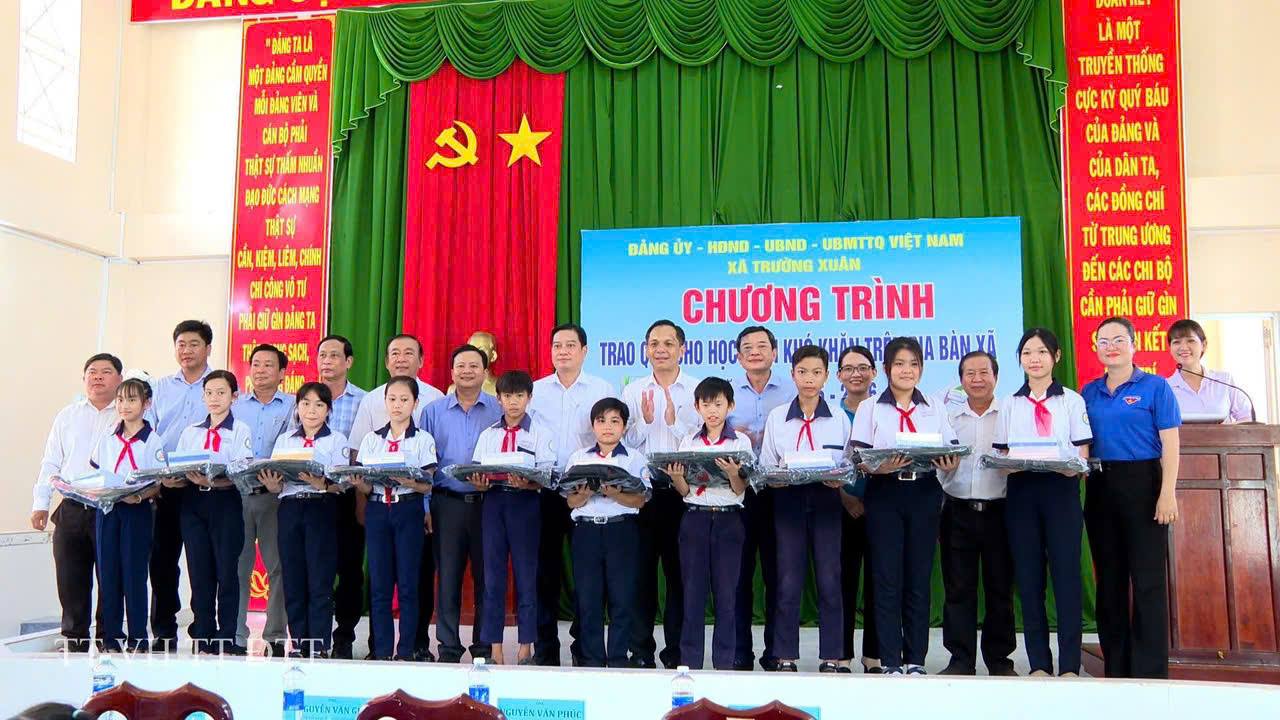 CHƯƠNG TRÌNH TRAO QUÀ CHO HỌC SINH KHÓ KHĂN TRÊN ĐỊA BÀN XÃ TRƯỜNG XUÂN NĂM HỌC 2025-2026
