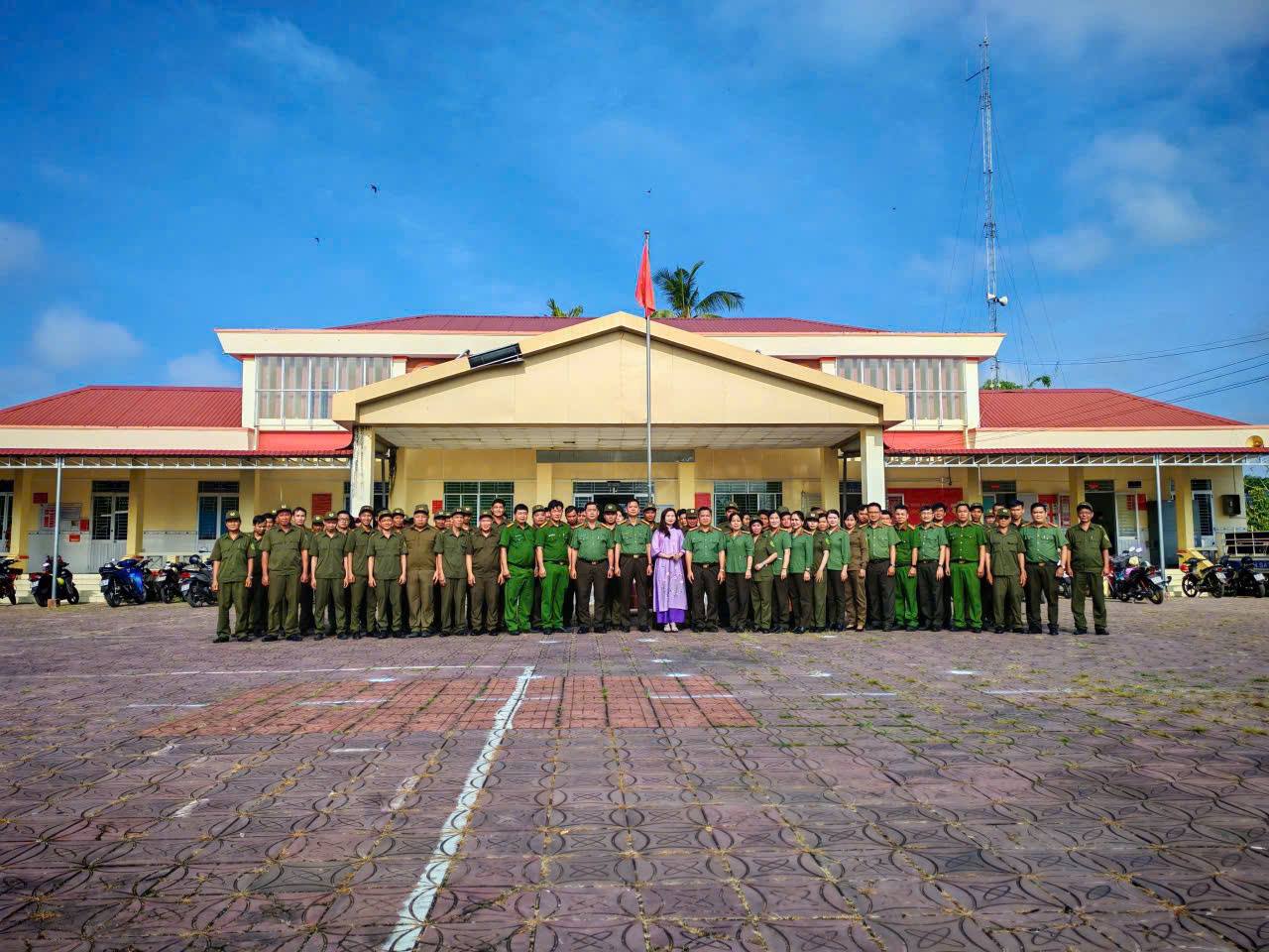 ĐẠI TÁ NGUYỄN THANH TRÀNG, PHÓ GIÁM ĐỐC CÔNG AN THÀNH PHỐ CẦN THƠ ĐẾN THĂM TẶNG QUÀ  LỰC LƯỢNG AN NINH, TRẬT TỰ CƠ SỞ NHÂN DỊP XUÂN BÍNH NGỌ NĂM 2026
