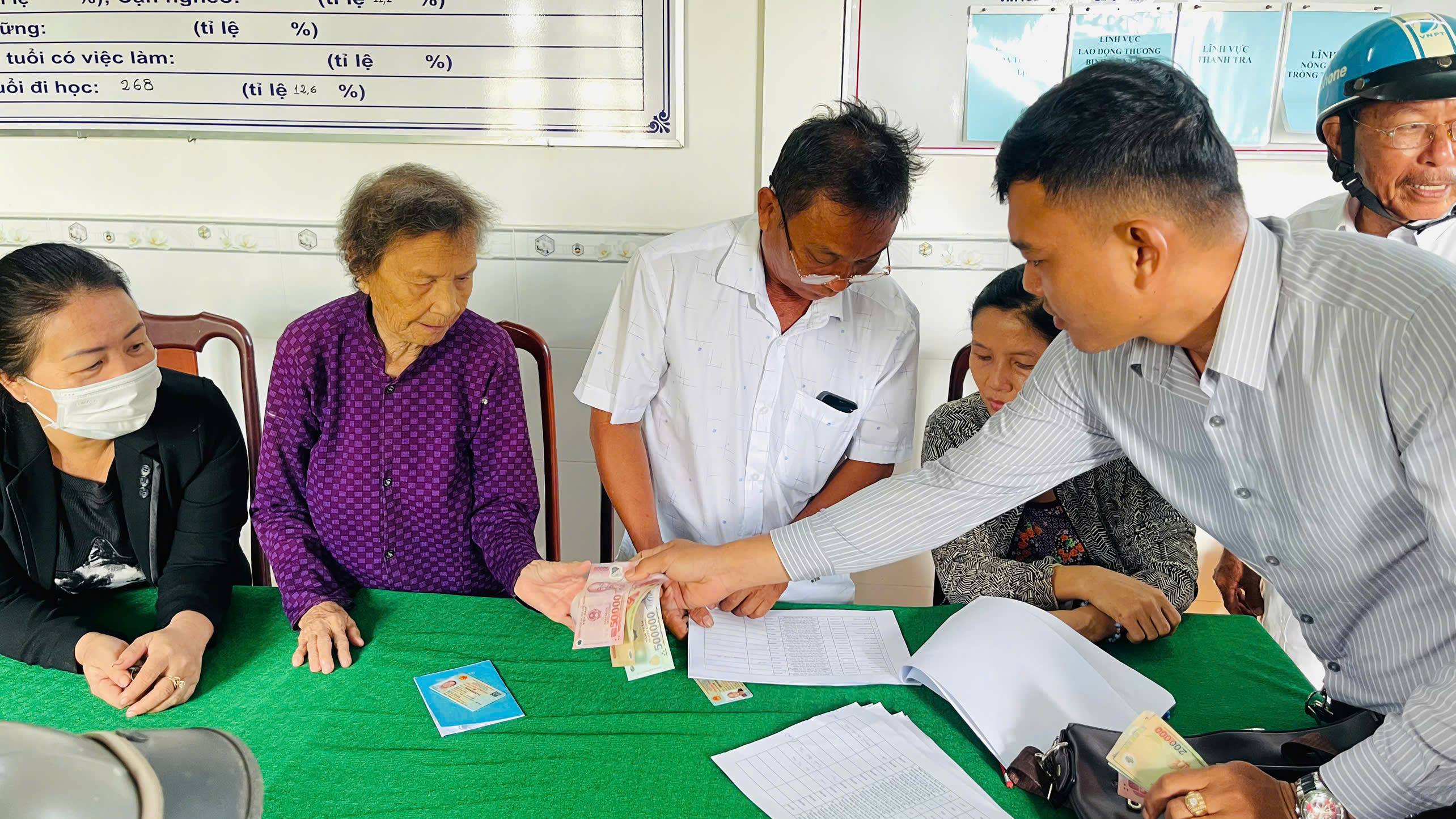 XÃ THẠNH AN CHI QUÀ TẶNG CỦA ĐẢNG, NHÀ NƯỚC CHO ĐỐI TƯỢNG BẢO TRỢ XÃ HỘI, HƯU TRÍ NGƯỜI KHÔNG NƠI NƯƠNG TỰA, TRẺ MỒ CÔI TRÊN ĐỊA BÀN DỊP TẾT NGUYÊN ĐÁN BÍNH NGỌ 2026