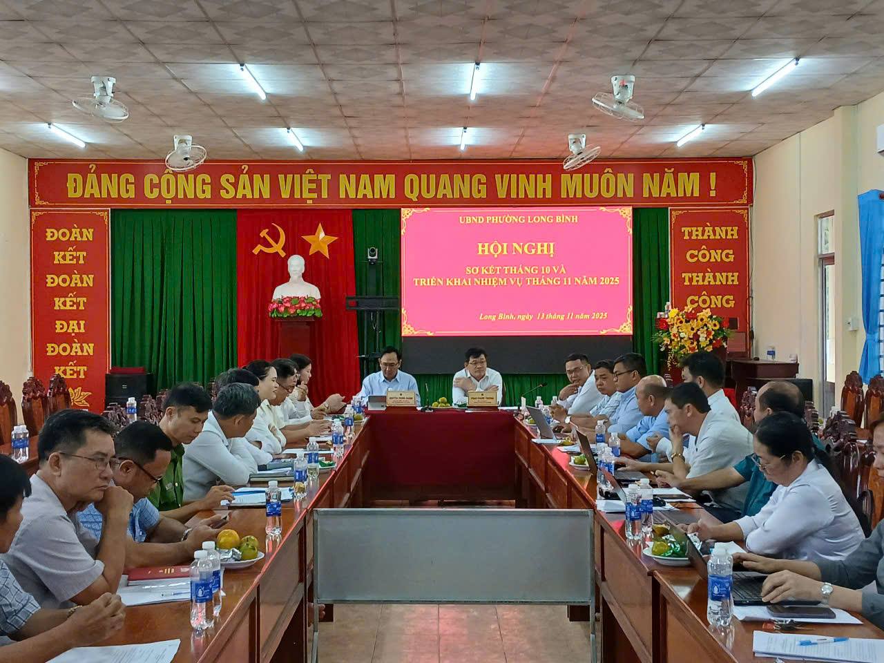 UBND PHƯỜNG LONG BÌNH TỔ CHỨC HỘI NGHỊ SƠ KẾT THÁNG 10 VÀ TRIỂN KHAI NHIỆM VỤ THÁNG 11 NĂM 2025