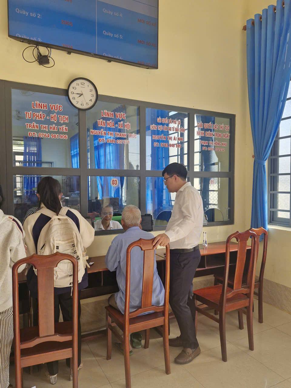 PHƯỜNG LONG BÌNH ĐẨY MẠNH TINH THẦN “VÌ NHÂN DÂN PHỤC VỤ” - CHỦ TỊCH UBND PHƯỜNG TRỰC TIẾP KIỂM TRA, HƯỚNG DẪN NGƯỜI DÂN THỰC HIỆN THỦ TỤC HÀNH CHÍNH