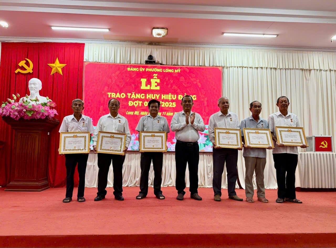 Đảng ủy phường Long Mỹ long trọng trao Huy hiệu Đảng đợt 7/11/2025