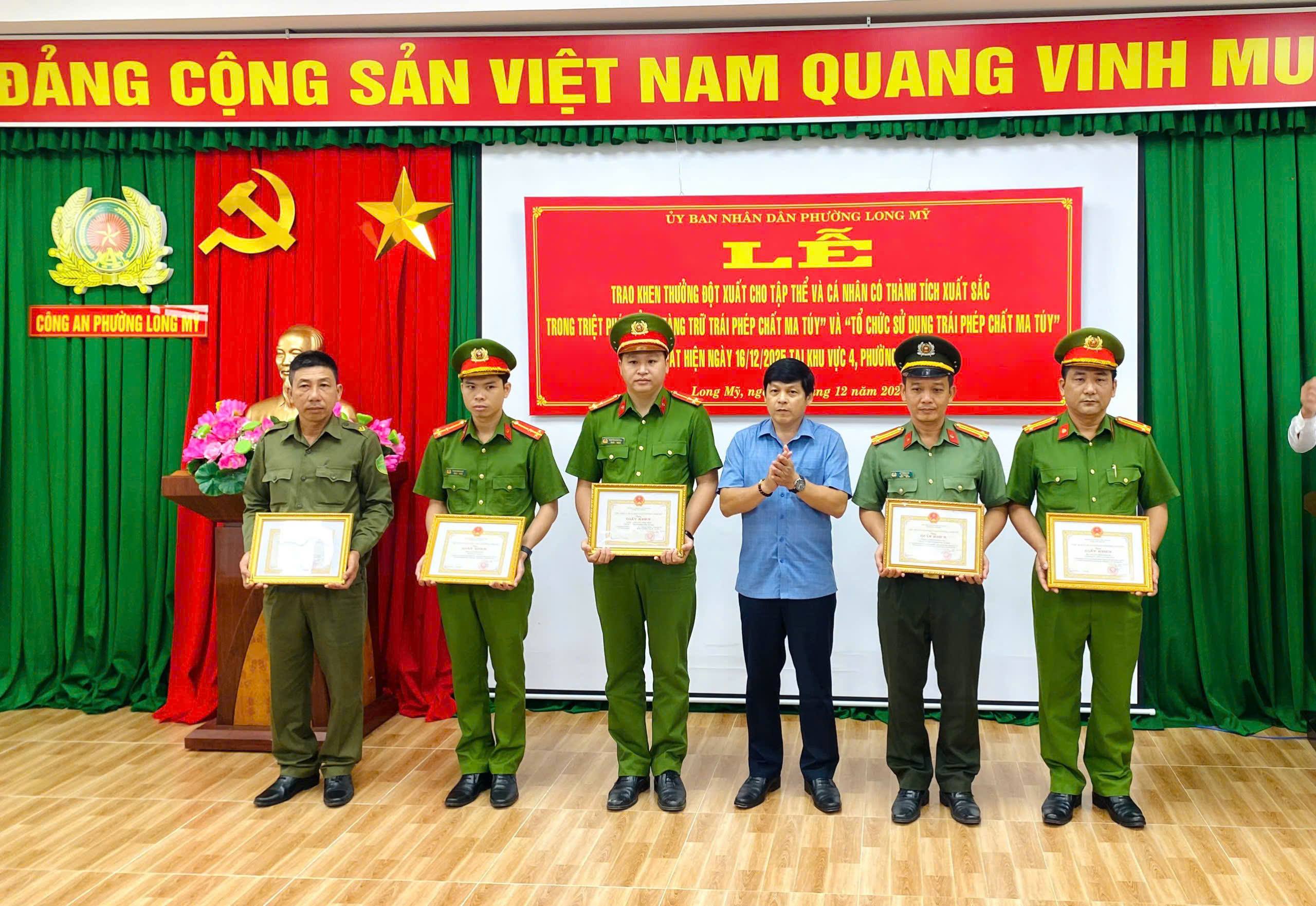UBND phường Long Mỹ trao khen thưởng đột xuất cho tập thể, cá nhân có thành tích xuất sắc trong đấu tranh phòng, chống ma túy