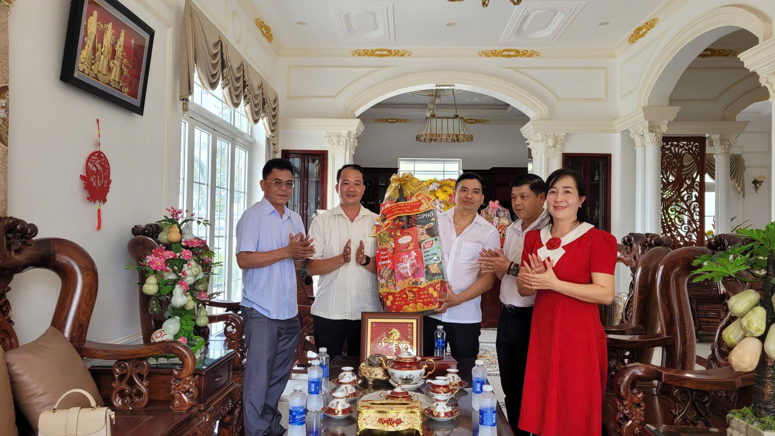 Chủ tịch UBND phường Long Mỹ thăm, động viên các cơ sở sản xuất – kinh doanh tiêu biểu đầu năm 2026