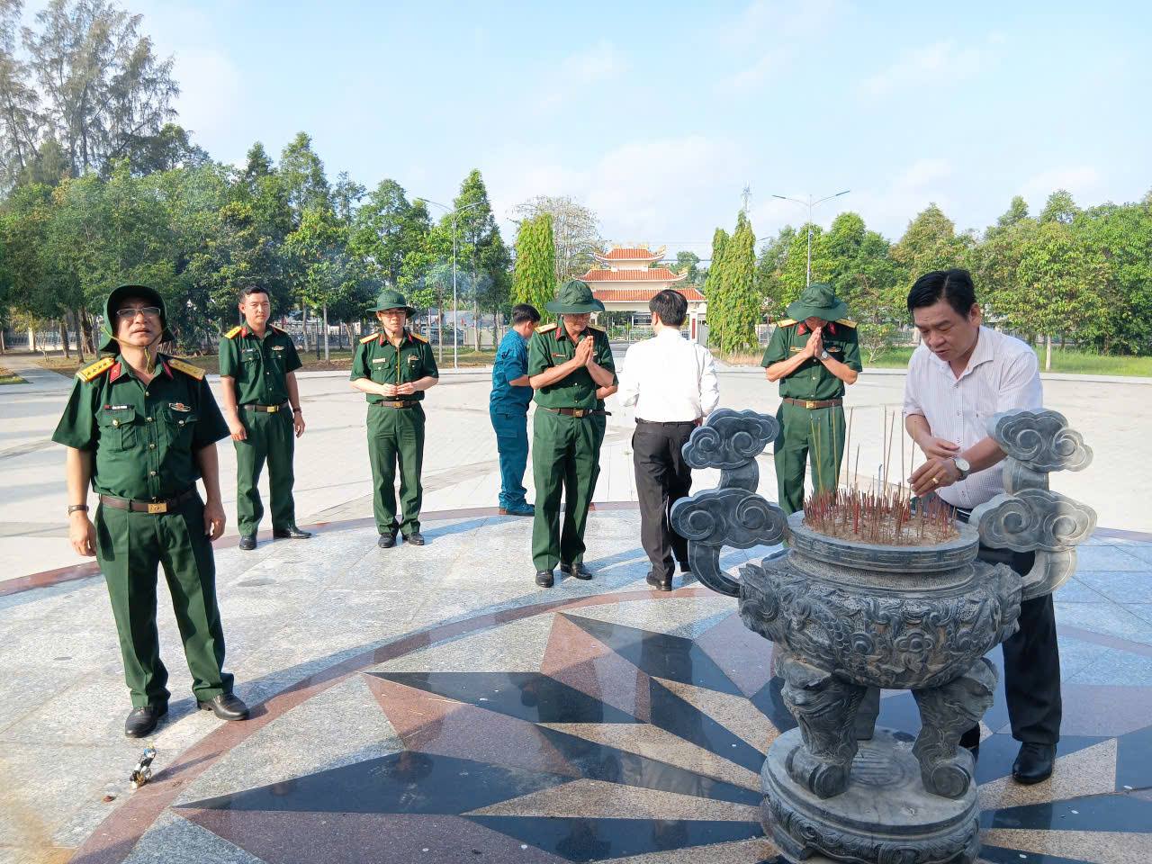 ĐẠI THÀNH TIẾP ĐOÀN BAN CHỈ ĐẠO 515 KHẢO SÁT  MỘ LIỆT SĨ CHƯA XÁC ĐỊNH THÔNG TIN PHỤC VỤ GIÁM ĐỊNH 