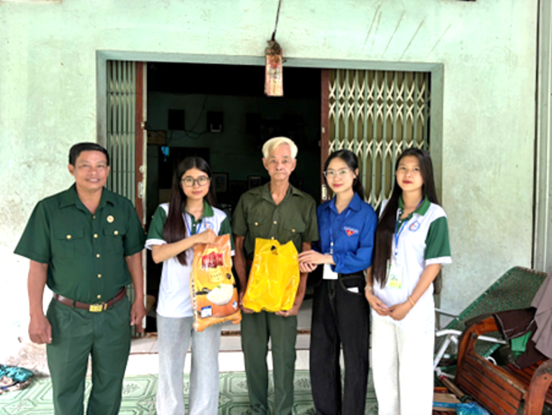 LAN TỎA ĐẠO LÝ “UỐNG NƯỚC NHỚ NGUỒN” QUA HOẠT ĐỘNG TRI ÂN GIA ĐÌNH CHÍNH SÁCH, CỰU CHIẾN BINH VÀ THANH NIÊN XUNG PHONG
