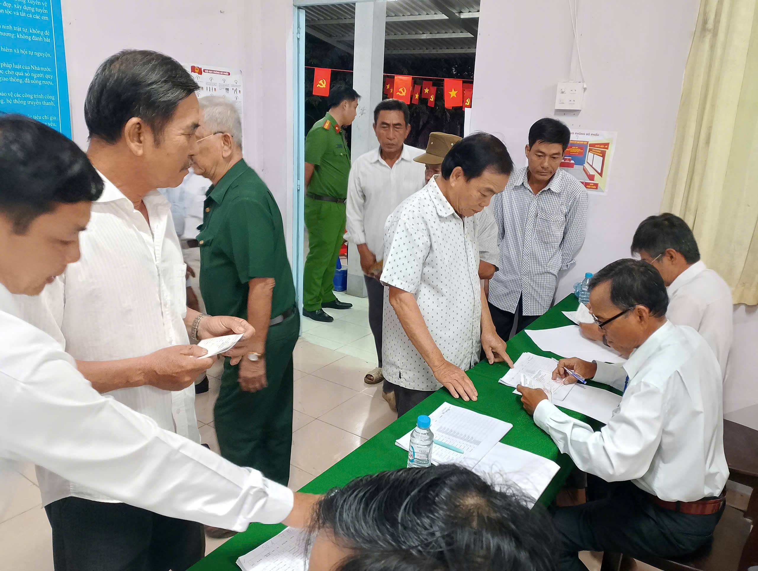 CỬ TRI PHƯỜNG ĐẠI THÀNH GỬI GẮM NIỀM TIN  QUA TỪNG LÁ PHIẾU