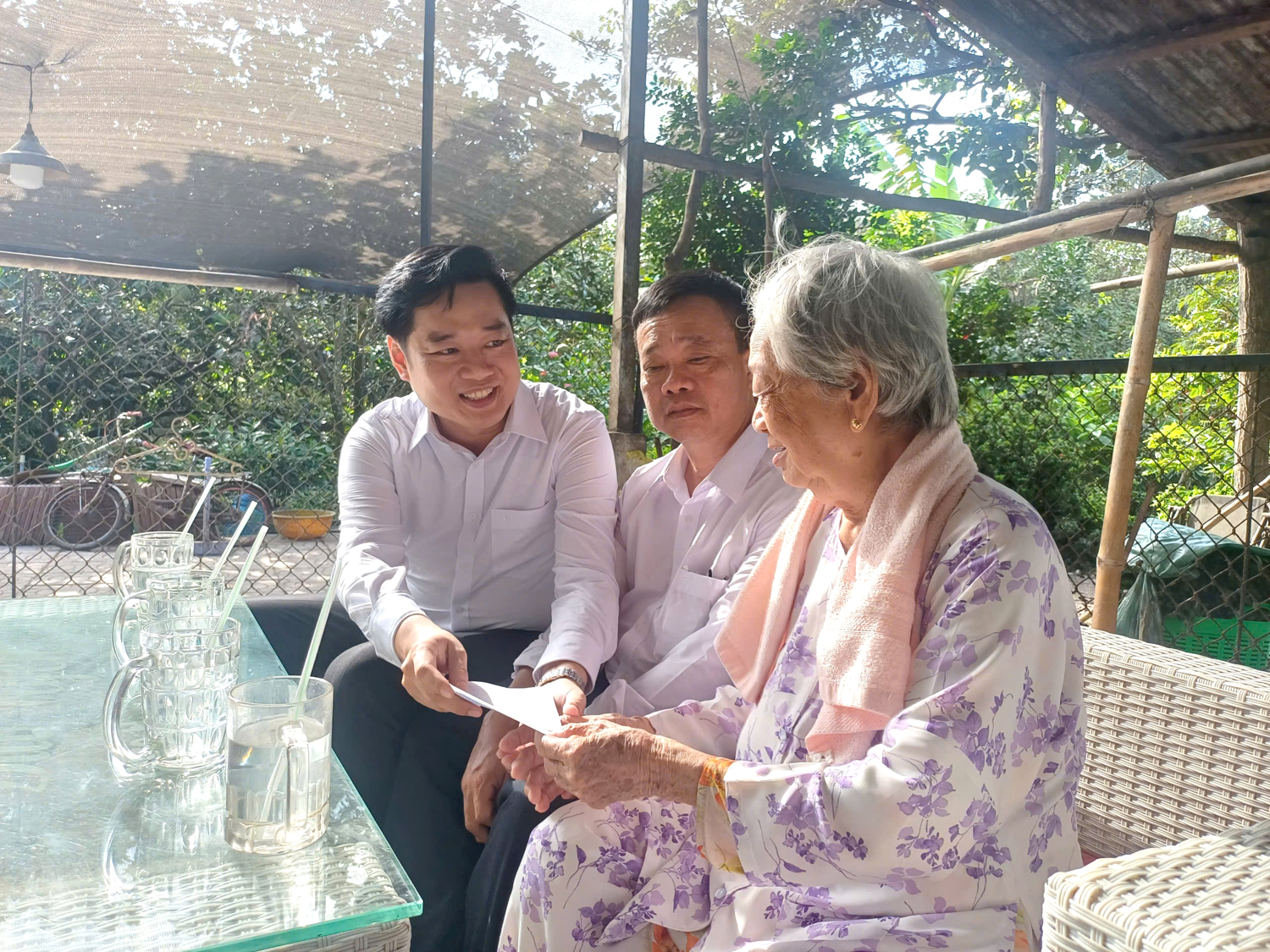 ĐẢNG ỦY, HĐND, UBND, ỦY BAN MTTQ VIỆT NAM PHƯỜNG ĐẠI THÀNH TỔ CHỨC VIẾNG NGHĨA TRANG VÀ THĂM GIA ĐÌNH CHÍNH SÁCH NHÂN KỶ NIỆM 81 NĂM CÁCH MẠNG THÁNG TÁM VÀ QUỐC KHÁNH 02/9