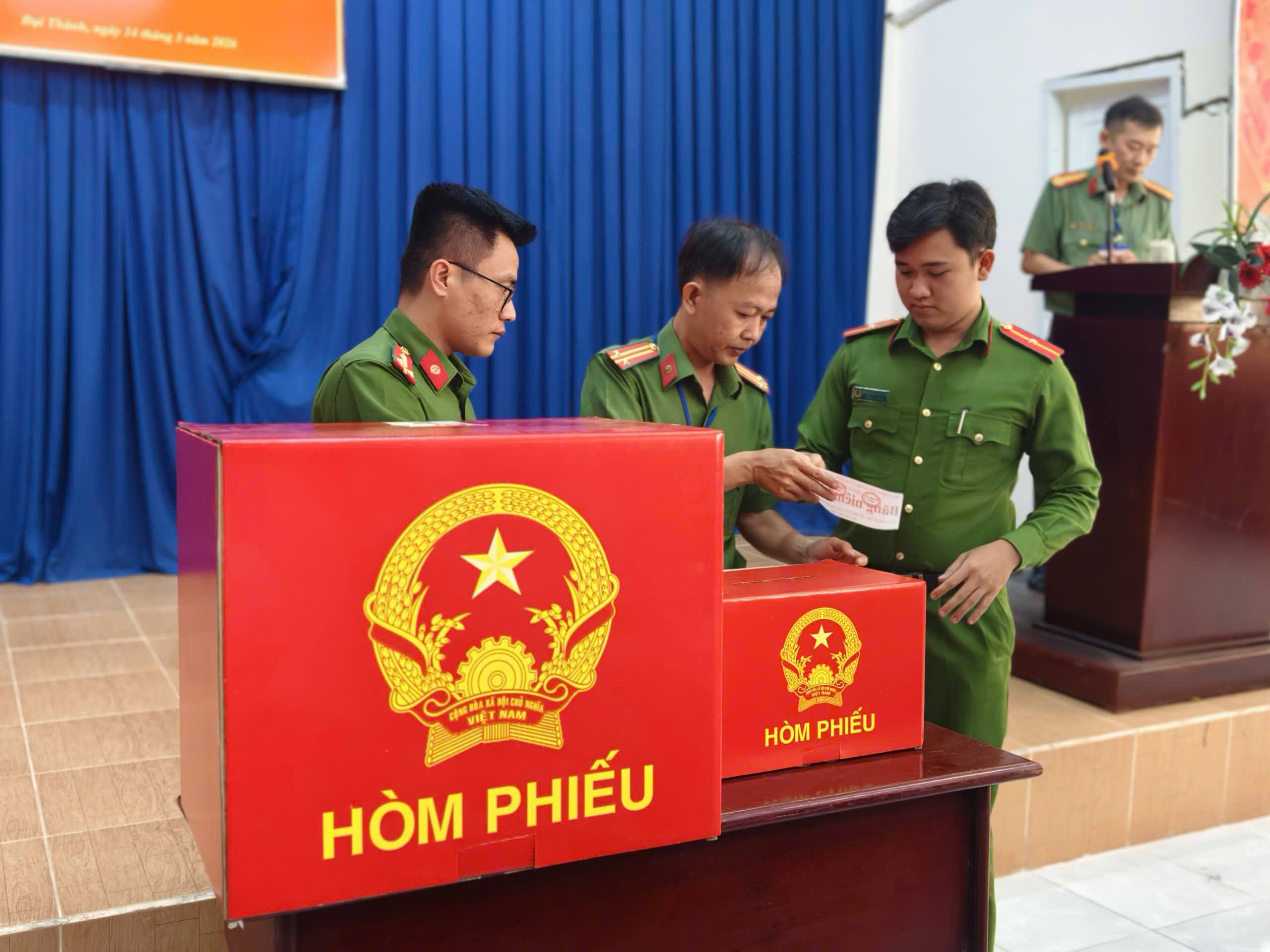 CÁN BỘ, CHIẾN SĨ CÔNG AN PHƯỜNG ĐẠI THÀNH  THAM GIA BỎ PHIẾU SỚM - SẴN SÀNG BẢO ĐẢM AN NINH TRẬT TỰ NGÀY BẦU CỬ