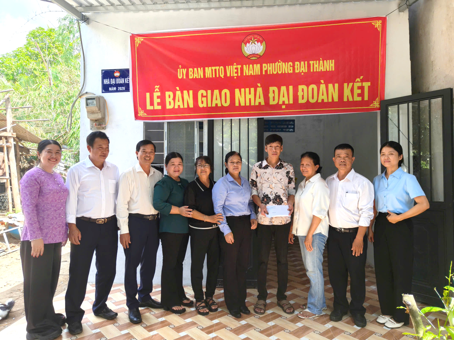 ỦY BAN MẶT TRẬN TỔ QUỐC VIỆT NAM PHƯỜNG ĐẠI THÀNH BÀN GIAO "NHÀ ĐẠI ĐOÀN KẾT" CHO HỘ CẬN NGHÈO KHU VỰC MÁI DẦM