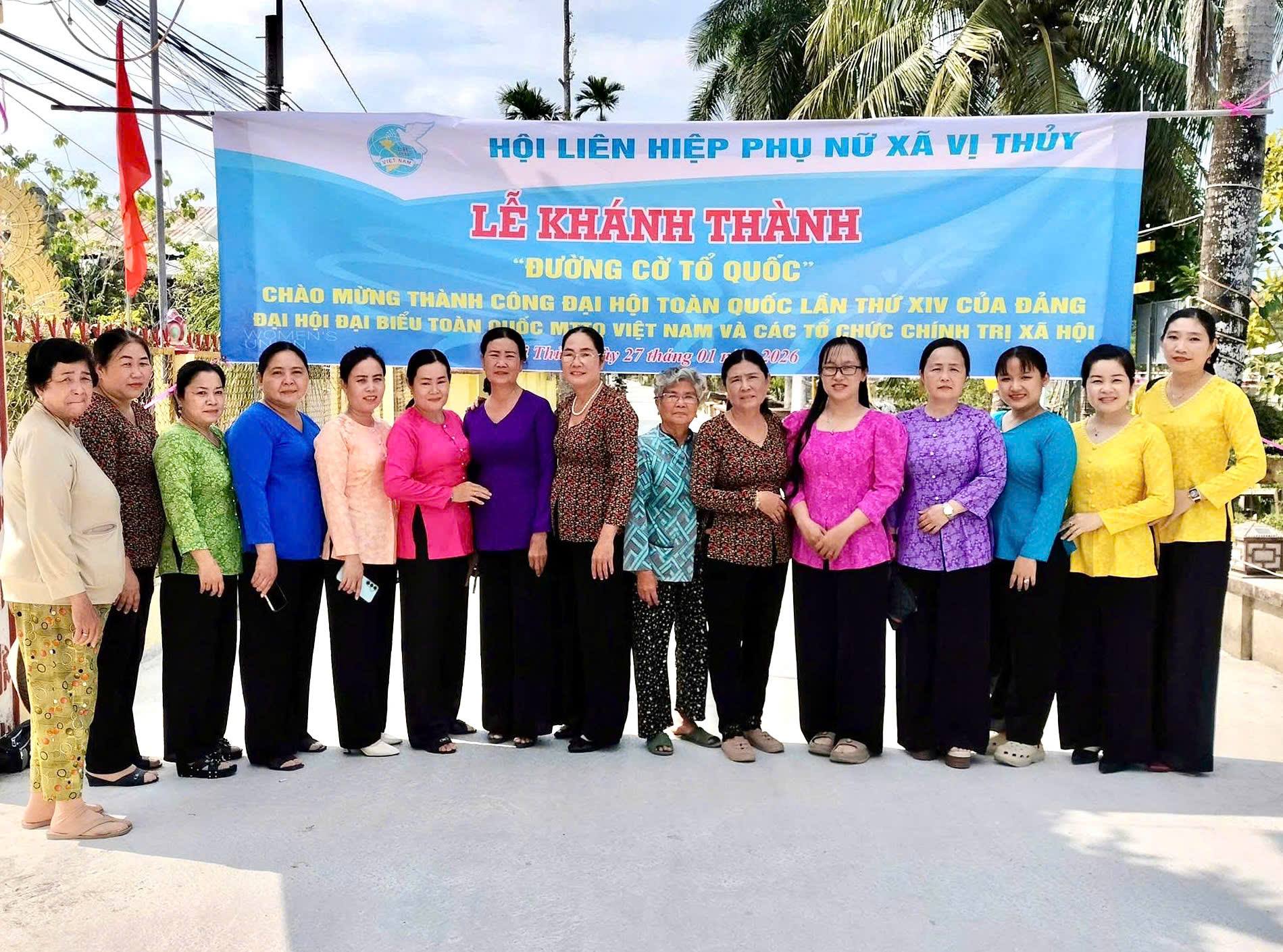 Hội LHPN xã Vị Thủy khánh thành tuyến đường cờ Tổ quốc