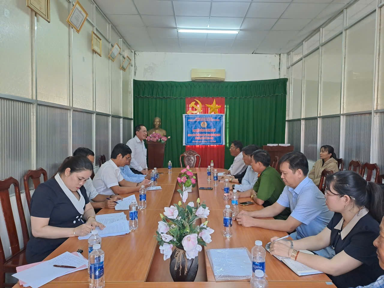 Ban Kinh tế - Ngân sách HĐND xã Vị Thủy khảo sát tình trạng xả nước thải ra kênh Ba Soi 