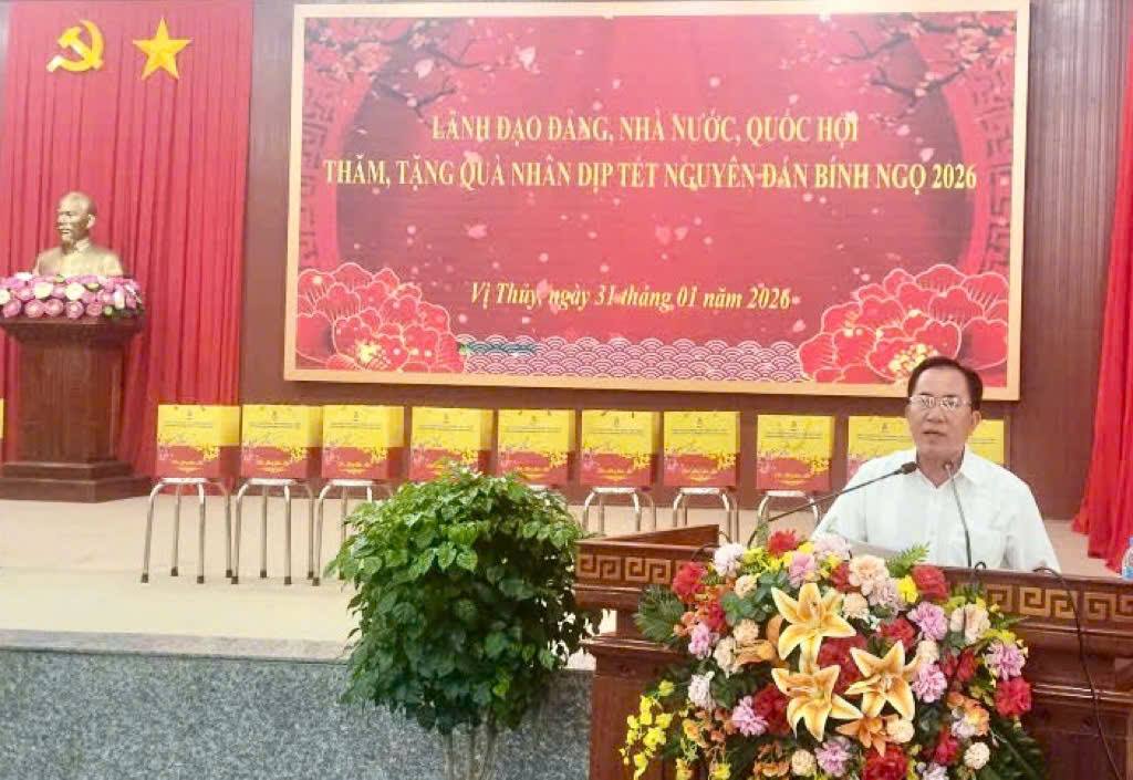 Tặng quà Tết Nguyên đán Bính Ngọ 2026 cho công nhân lao động và các hộ có hoàn cảnh khó khăn