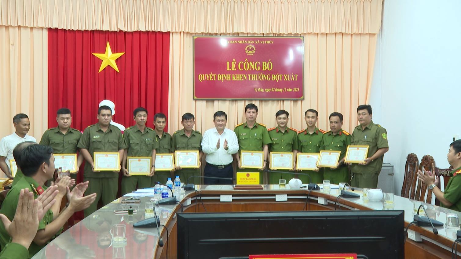 UBND xã Vị Thuỷ khen thưởng đột xuất cho các tập thể và cá nhân có thành tích xuất sắc trong công tác đấu tranh phòng, chống tội phạm
