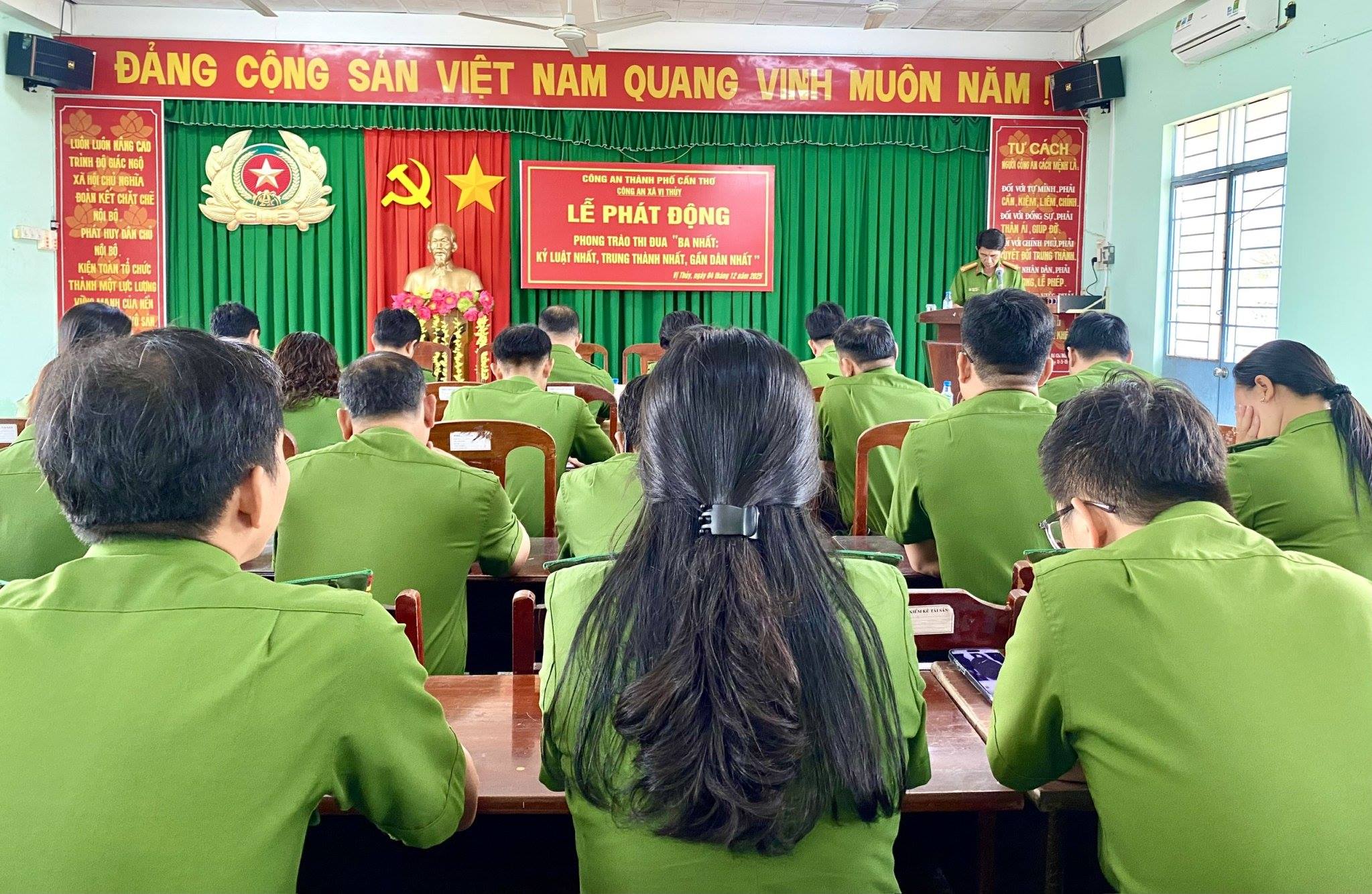 Công an xã Vị Thuỷ tổ chức Lễ phát động phong trào thi đua “Ba nhất: Kỷ luật nhất, trung thành nhất, gần dân nhất”