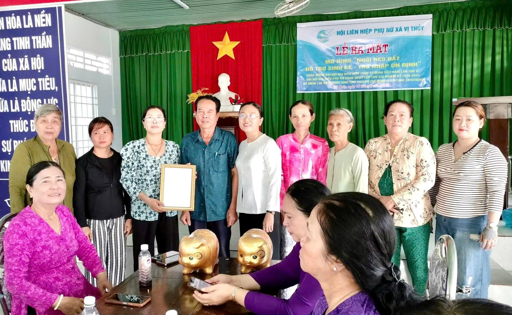 Hội LHPN xã Vị Thuỷ ra mắt Mô hình “Nuôi heo đất hỗ trợ sinh kế - thu nhập ổn định”