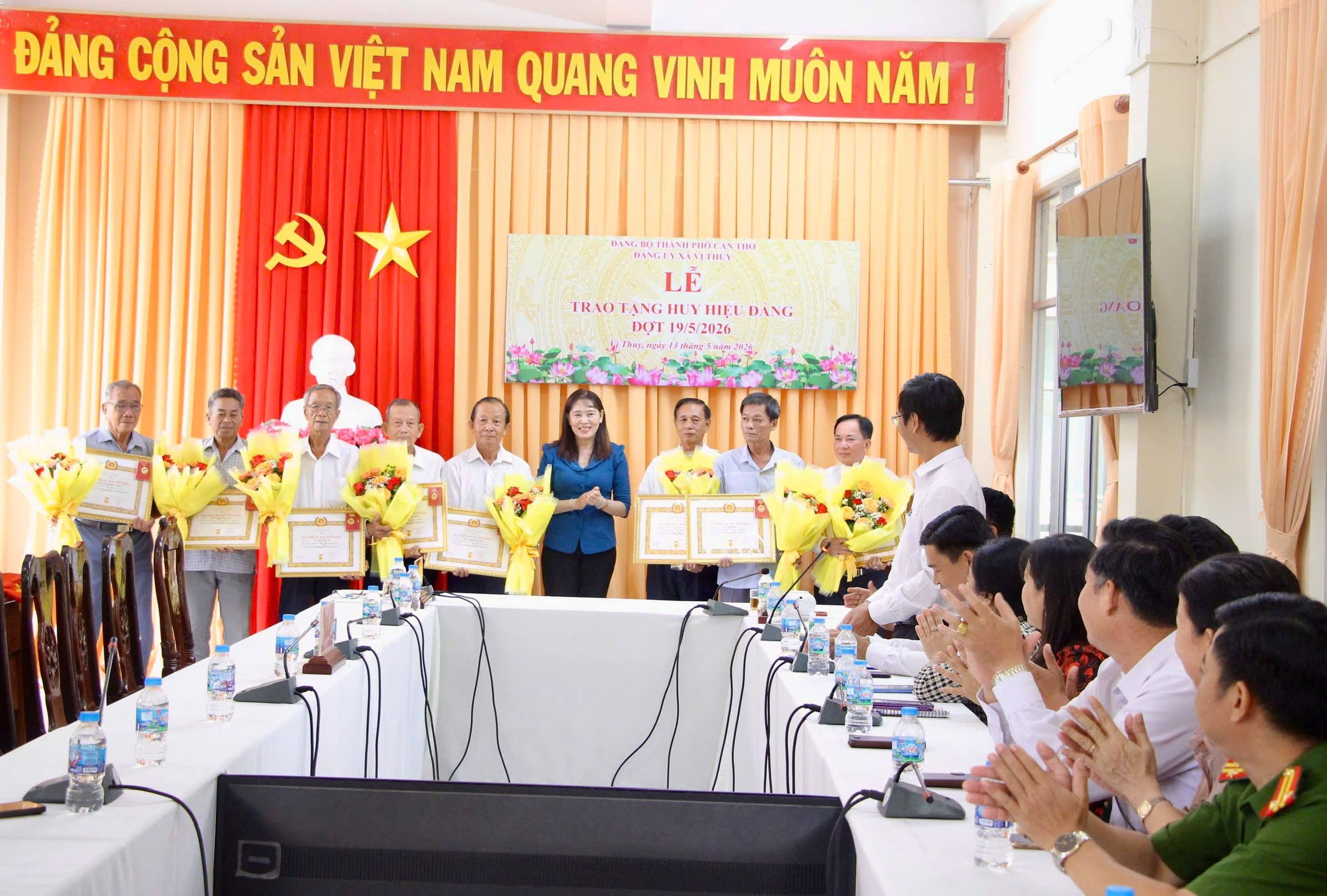 Xã Vị Thuỷ tổ chức Lễ trao tặng Huy hiệu Đảng đợt 19/5/2026