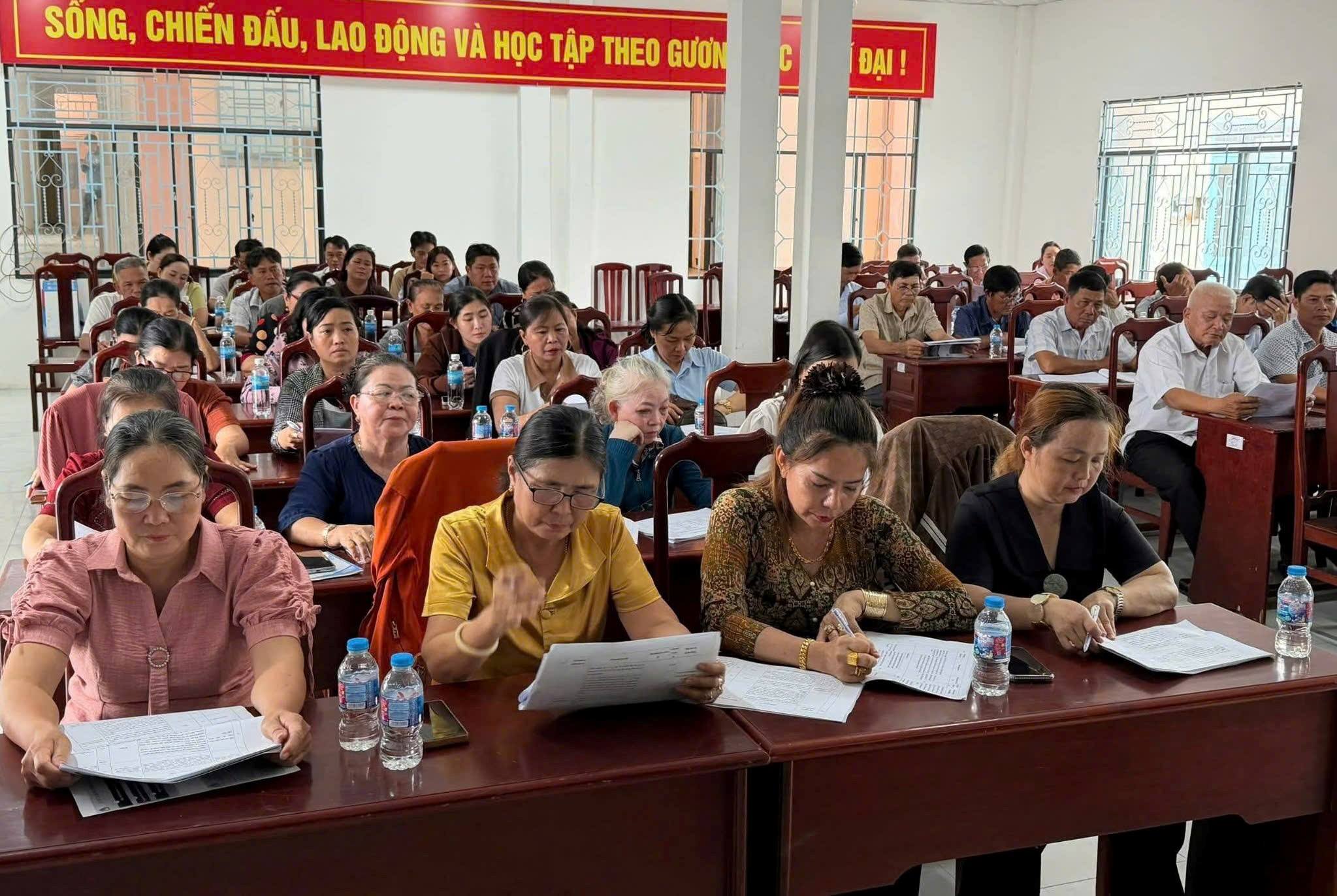 Phòng Giao dịch Ngân hàng Chính sách xã hội Vị Thủy tập huấn nghiệp vụ tín dụng chính sách đối với Ban quản lý Tổ tiết kiệm và vay vốn