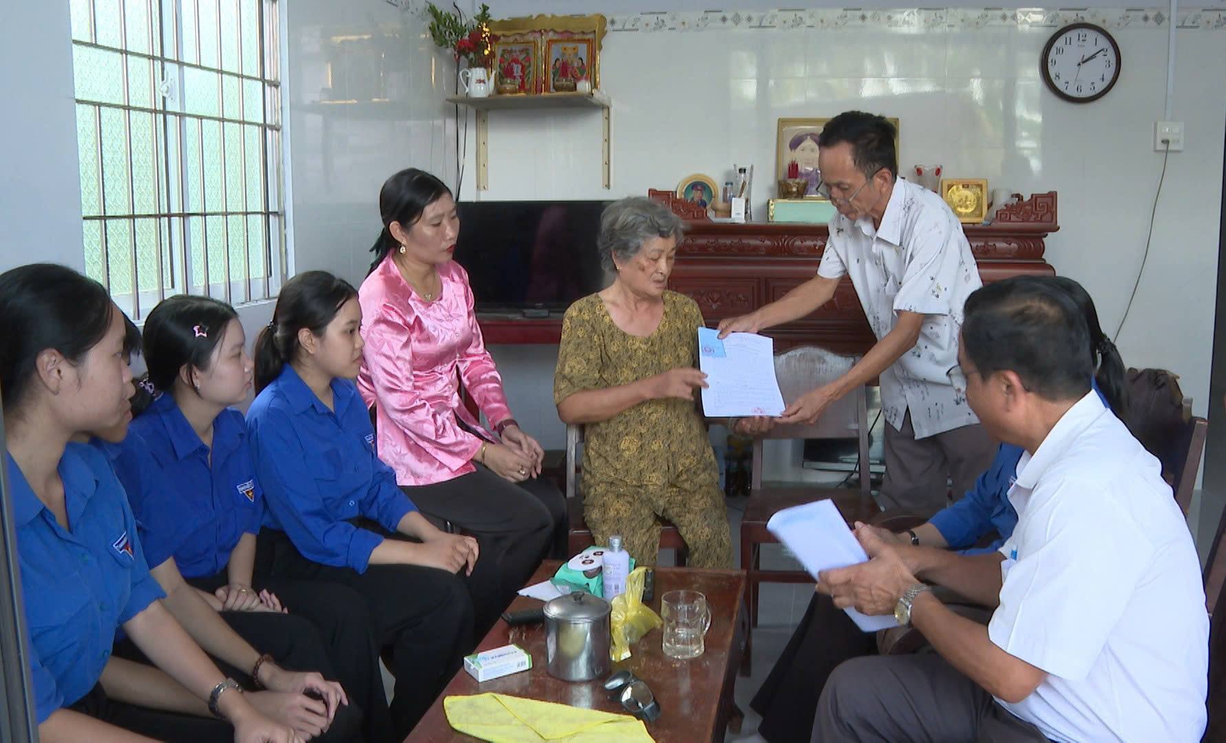 Thành viên Tổ Nhận hồ sơ trực tuyến, trả kết quả tận nhà ở xã Vị Thuỷ trao kết quả cho người dân