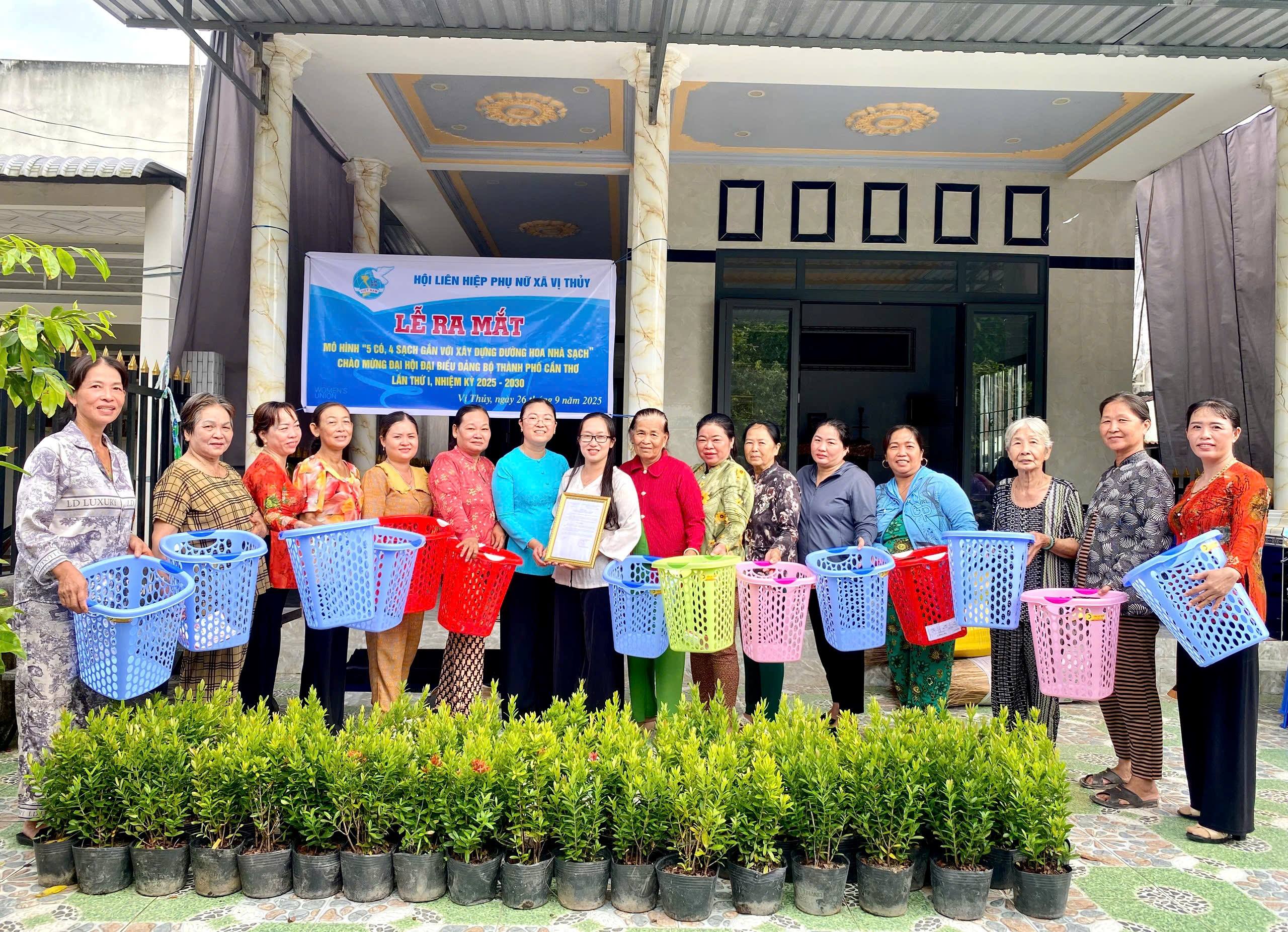 Hội LHPN xã Vị Thuỷ ra mắt Mô hình “5 có, 4 sạch gắn với xây dựng đường hoa nhà sạch”