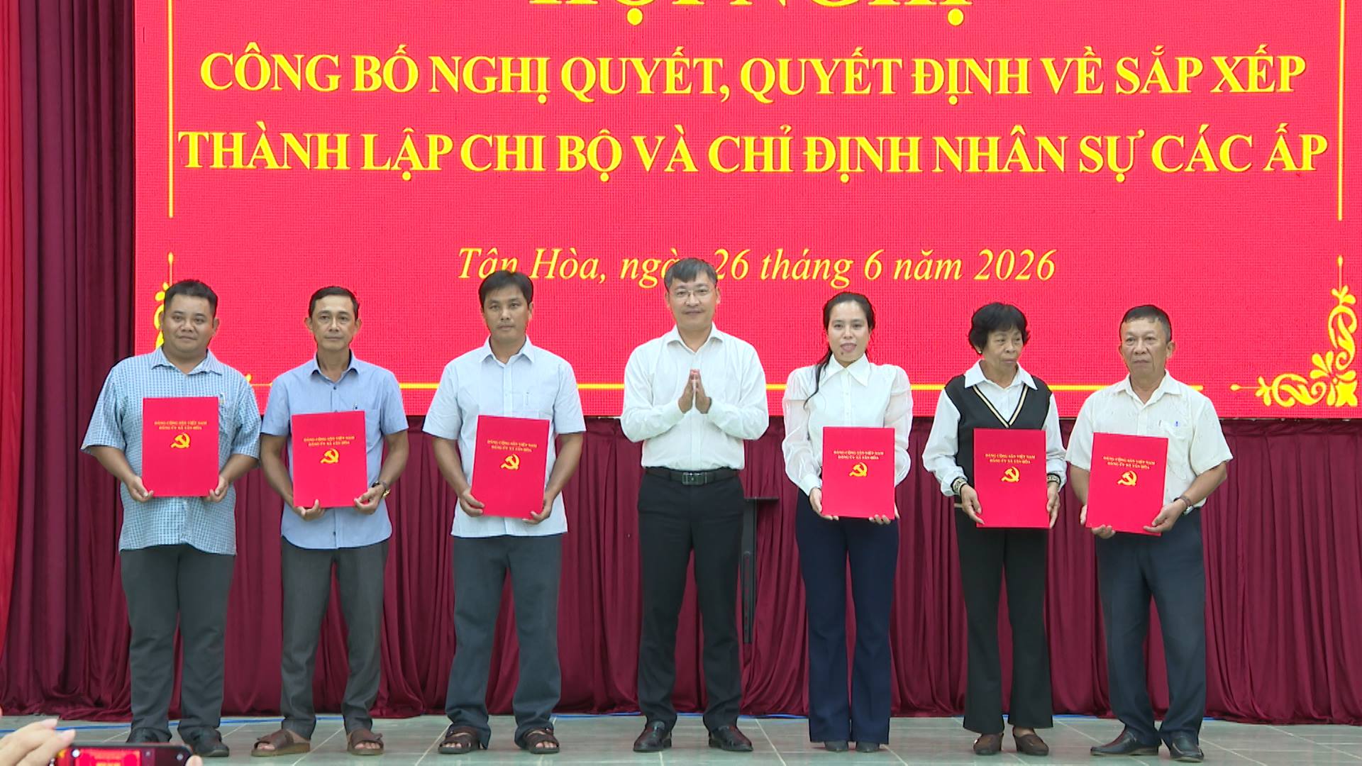 Xã Tân Hòa công bố các quyết định về sáp nhập ấp và kiện toàn tổ chức ở cơ sở