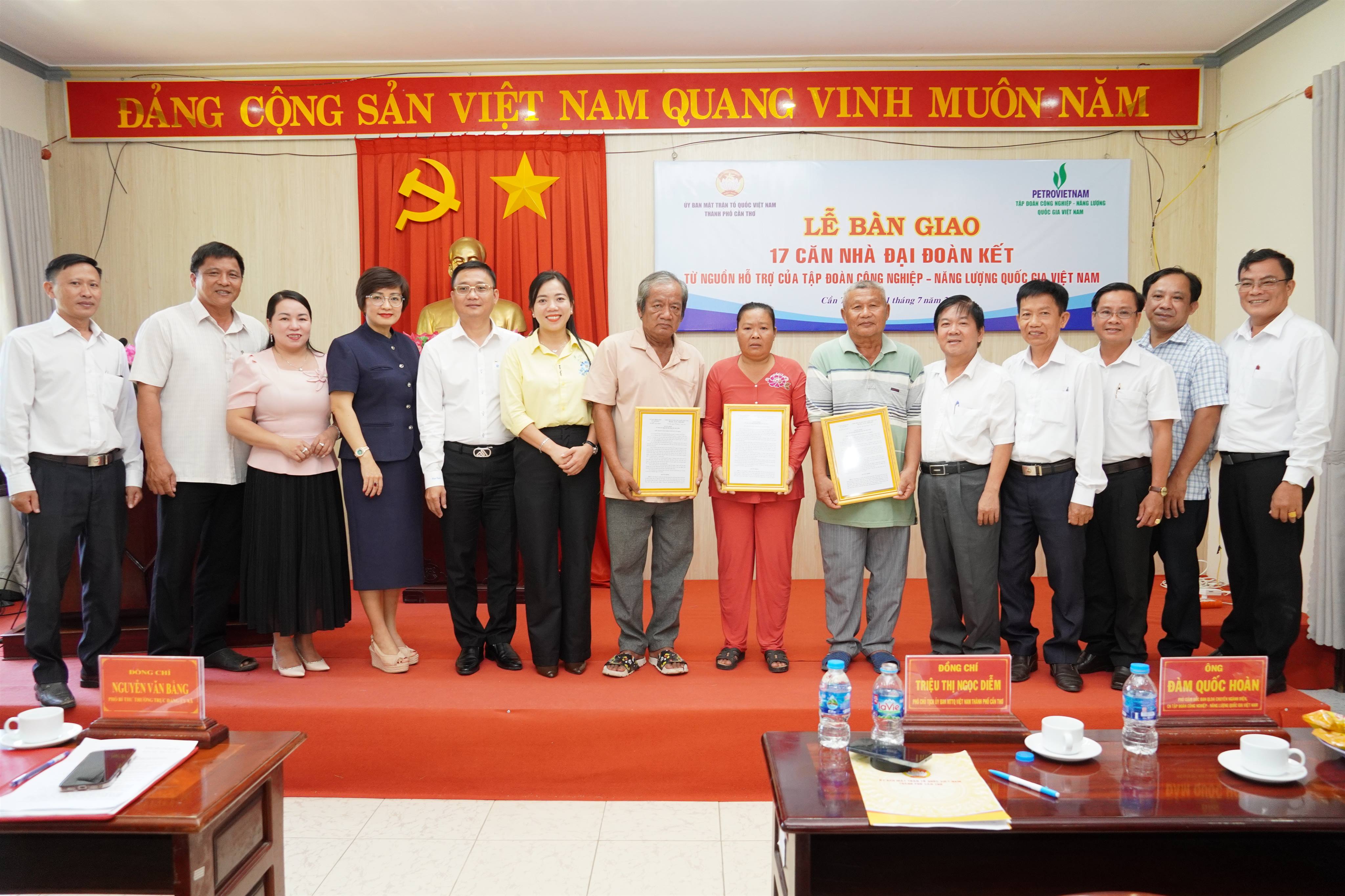 THÀNH PHỐ CẦN THƠ BÀN GIAO 17 NHÀ ĐẠI ĐOÀN KẾT CHO CÁC HỘ DÂN KHÓ KHĂN VỀ NHÀ Ở