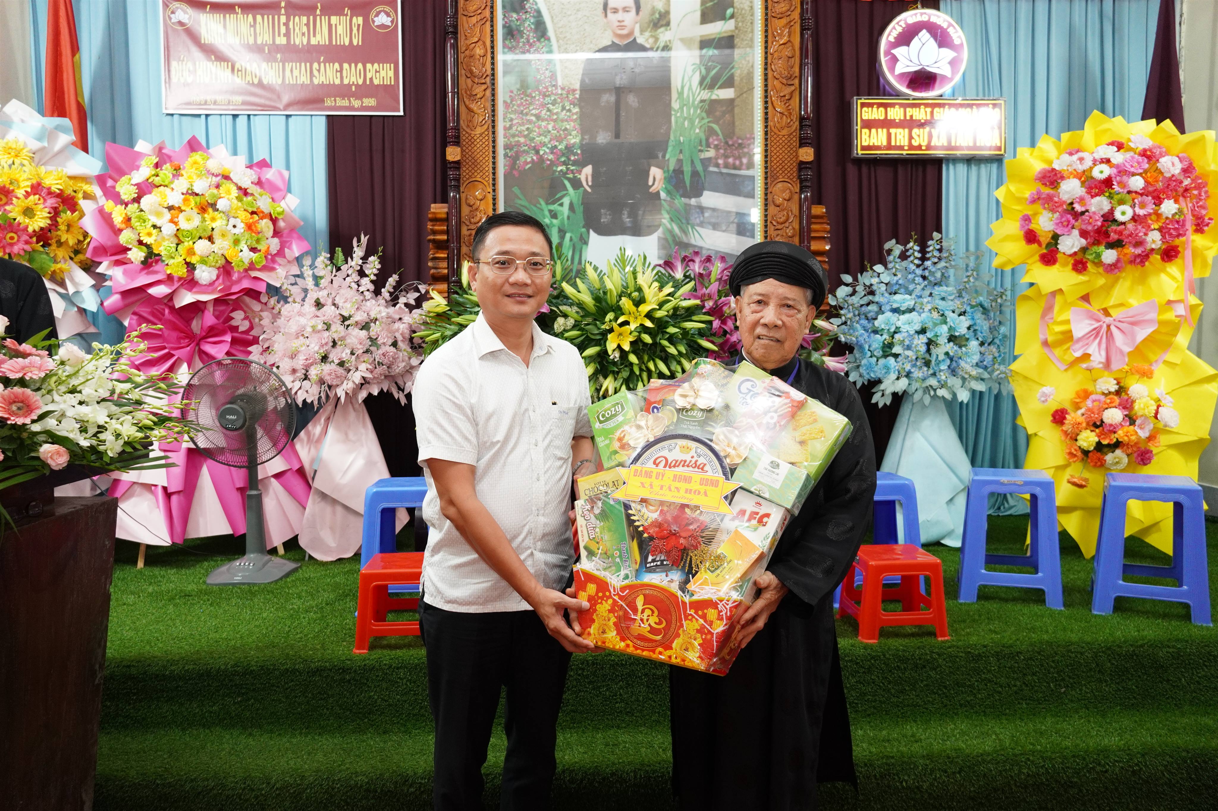 Lãnh đạo xã Tân Hòa, chúc mừng Lễ kỷ niệm 87 năm ngày khai sáng đạo Phật giáo Hòa Hảo