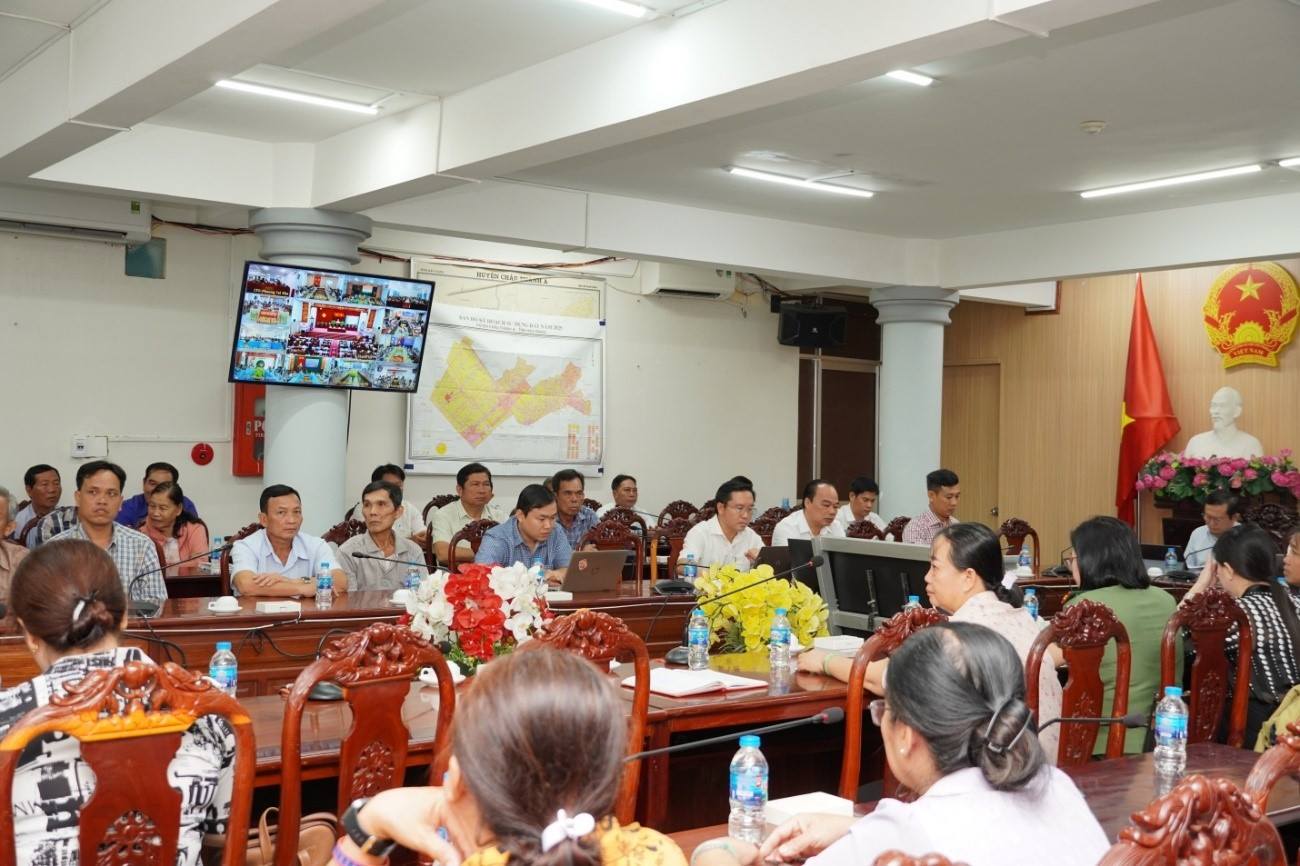 TIẾP XÚC CỬ TRI TẠI XÃ TÂN HÒA SAU KỲ HỌP QUỐC HỘI VÀ HĐND THÀNH PHỐ CẦN THƠ