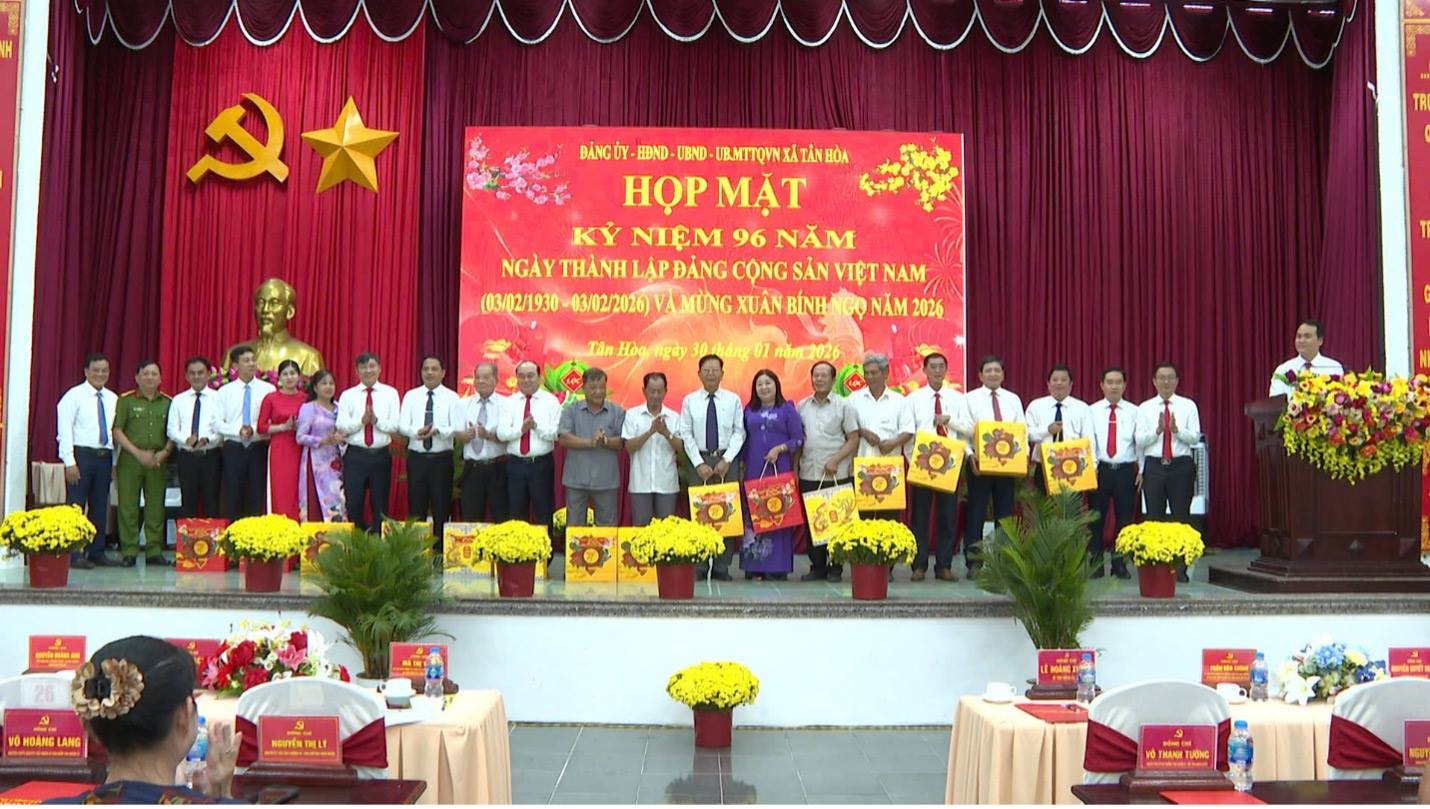 Đảng ủy, Hội đồng nhân dân, Ủy ban nhân dân, Ủy ban MTTQ Việt Nam xã Tân Hòa tổ chức Họp mặt kỷ niệm 96 năm ngày thành lập Đảng cộng sản Việt Nam.