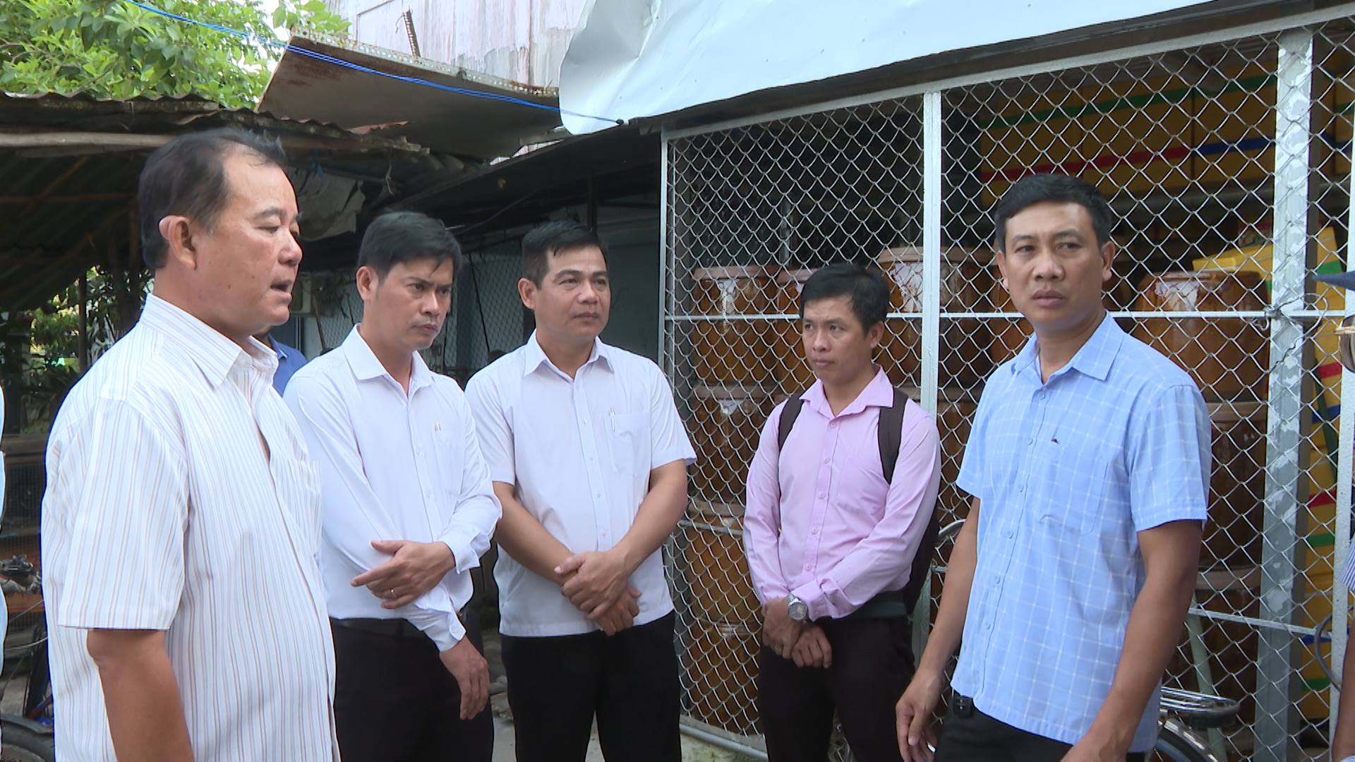 Phó Chủ tịch Thường trực Ủy ban nhân dân xã Tân Hòa khảo sát tình hình mua bán tại khu vực chợ Bảy Ngàn