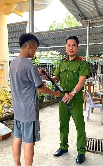  Công an xã Tân Hòa: Điểm sáng trong phong trào giao nôp vũ khí, vật liệu nổ 