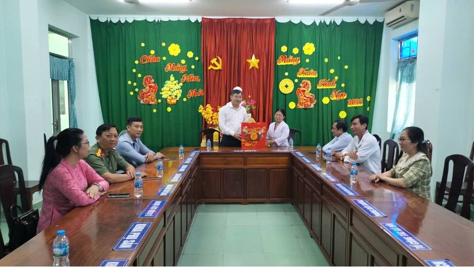 Chúc tết các cụ cao tuổi