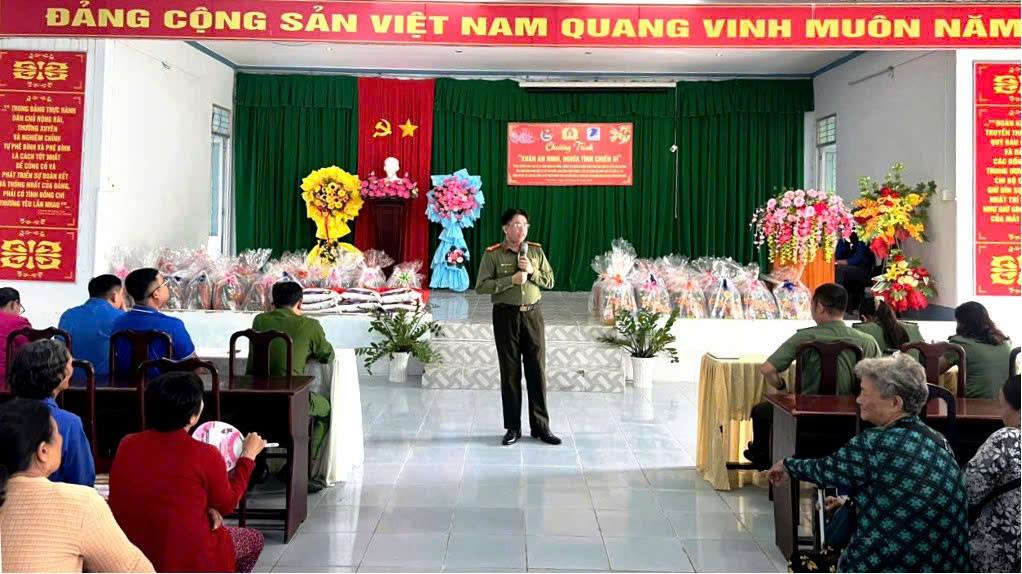    “Gần dân nhất” cùng chương trình “Xuân An ninh - Nghĩa tình chiến sĩ”