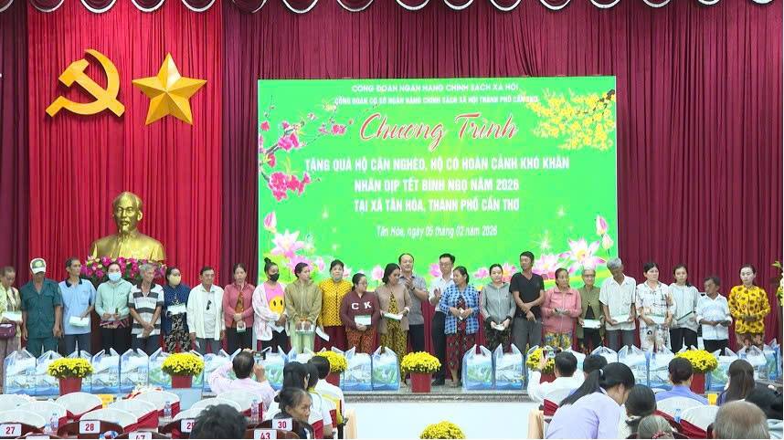 Trao 184 phần quà cho người nghèo khó khăn ở xã Tân Hoà