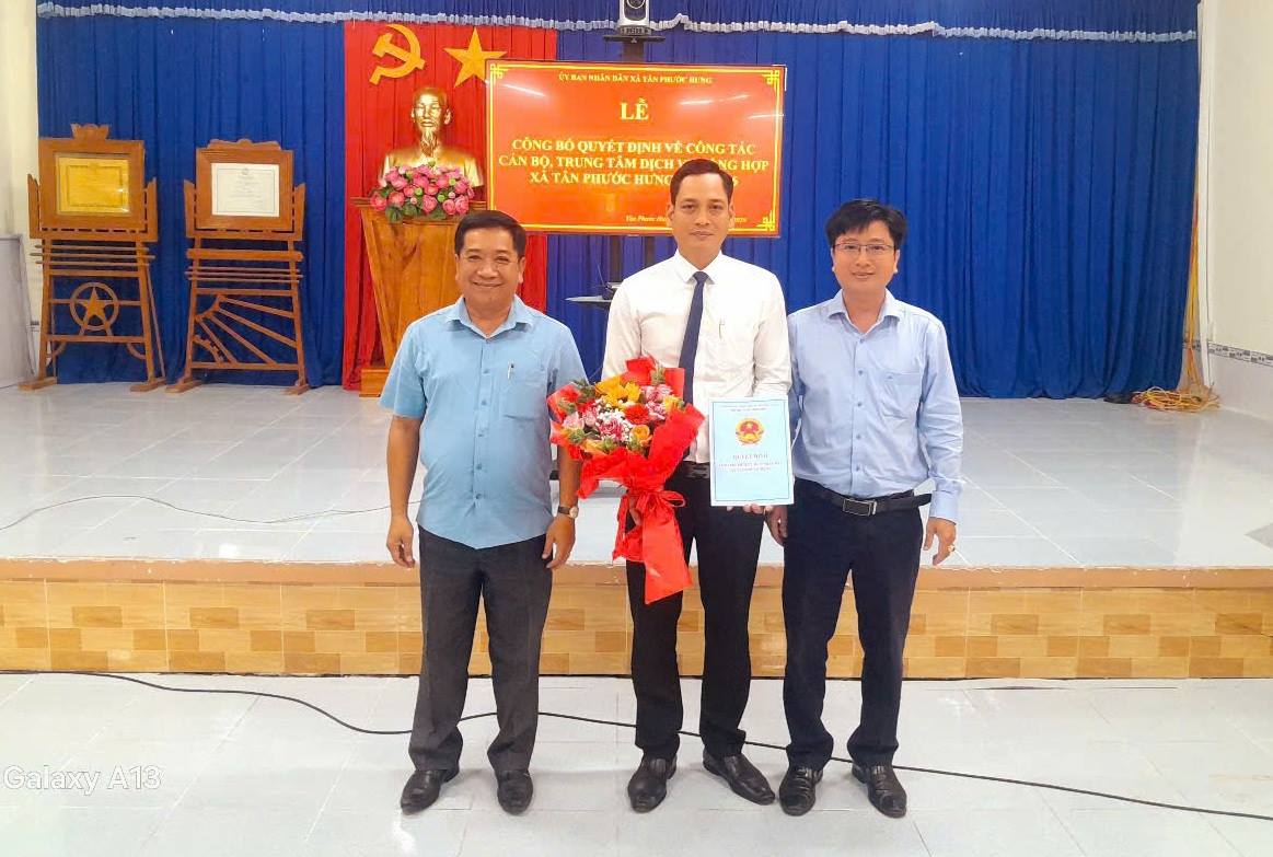 Công bố Quyết định thành lập Trung tâm Dịch vụ tổng hợp xã Tân Phước Hưng