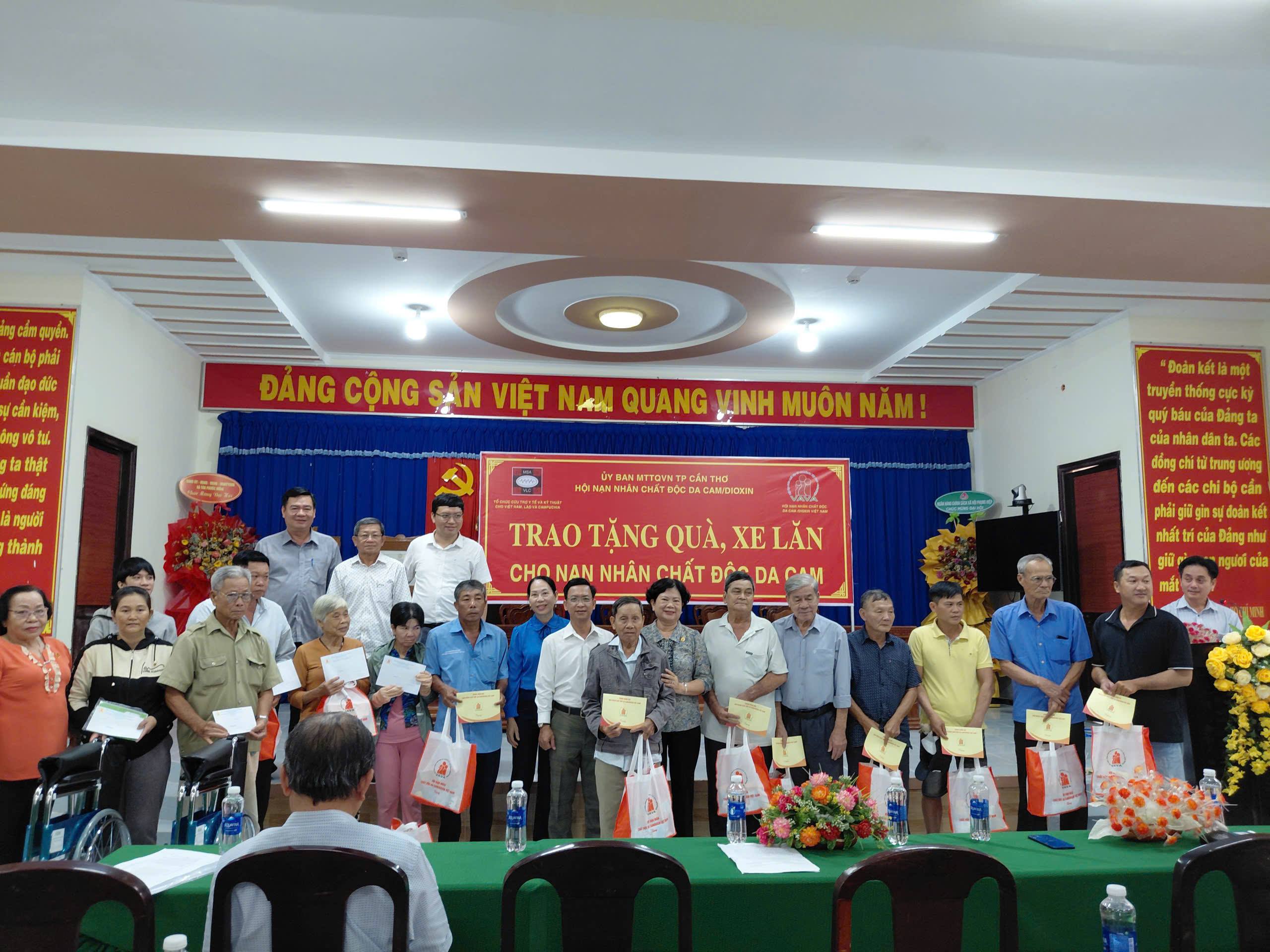 Trao quà và xe lăn cho nạn nhân chất độc da cam tại xã Tân Phước Hưng