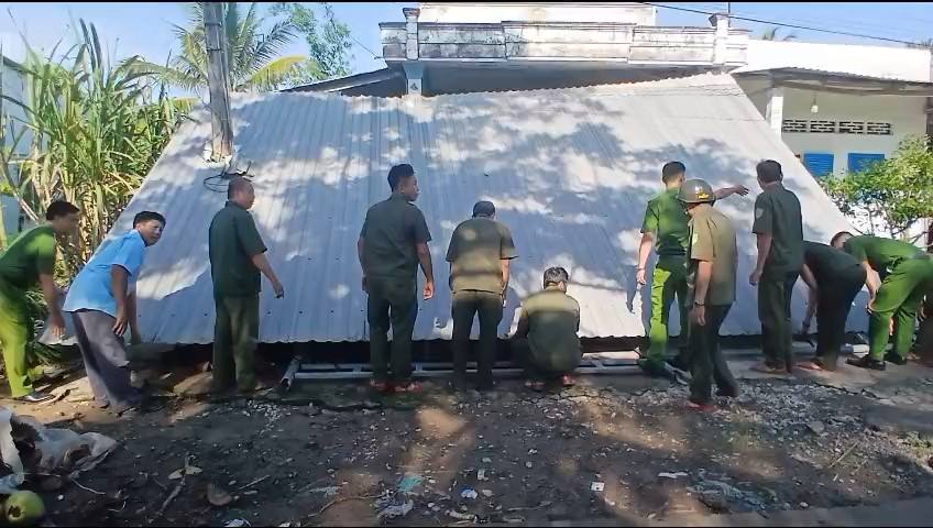 Xã Tân Phước Hưng lốc xoáy gây hư hại 4 căn nhà dân