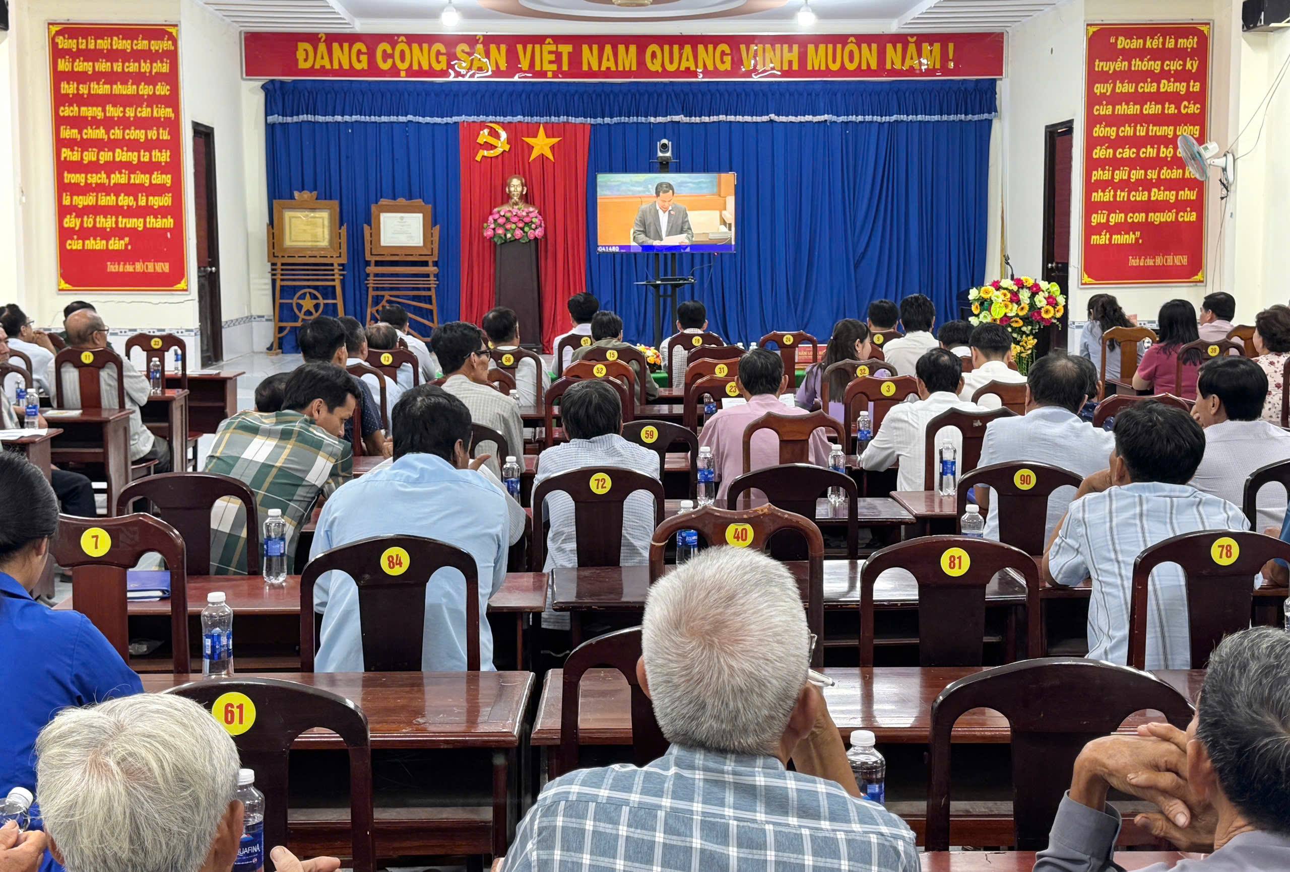 Lãnh đạo xã Tân Phước Hưng dự hội nghị trực tuyến toàn quốc triển khai công tác bầu cử