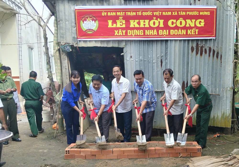 Tân Phước Hưng khởi công nhà Đại Đoàn kết cho hộ khó khăn nhà ở