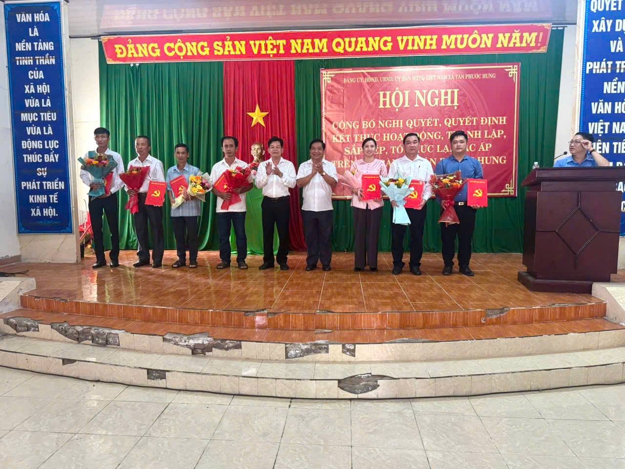 XÃ TÂN PHƯỚC HƯNG CÔNG BỐ NGHỊ QUYẾT VÀ CÁC QUYẾT ĐỊNH SAU SẮP XẾP ẤP