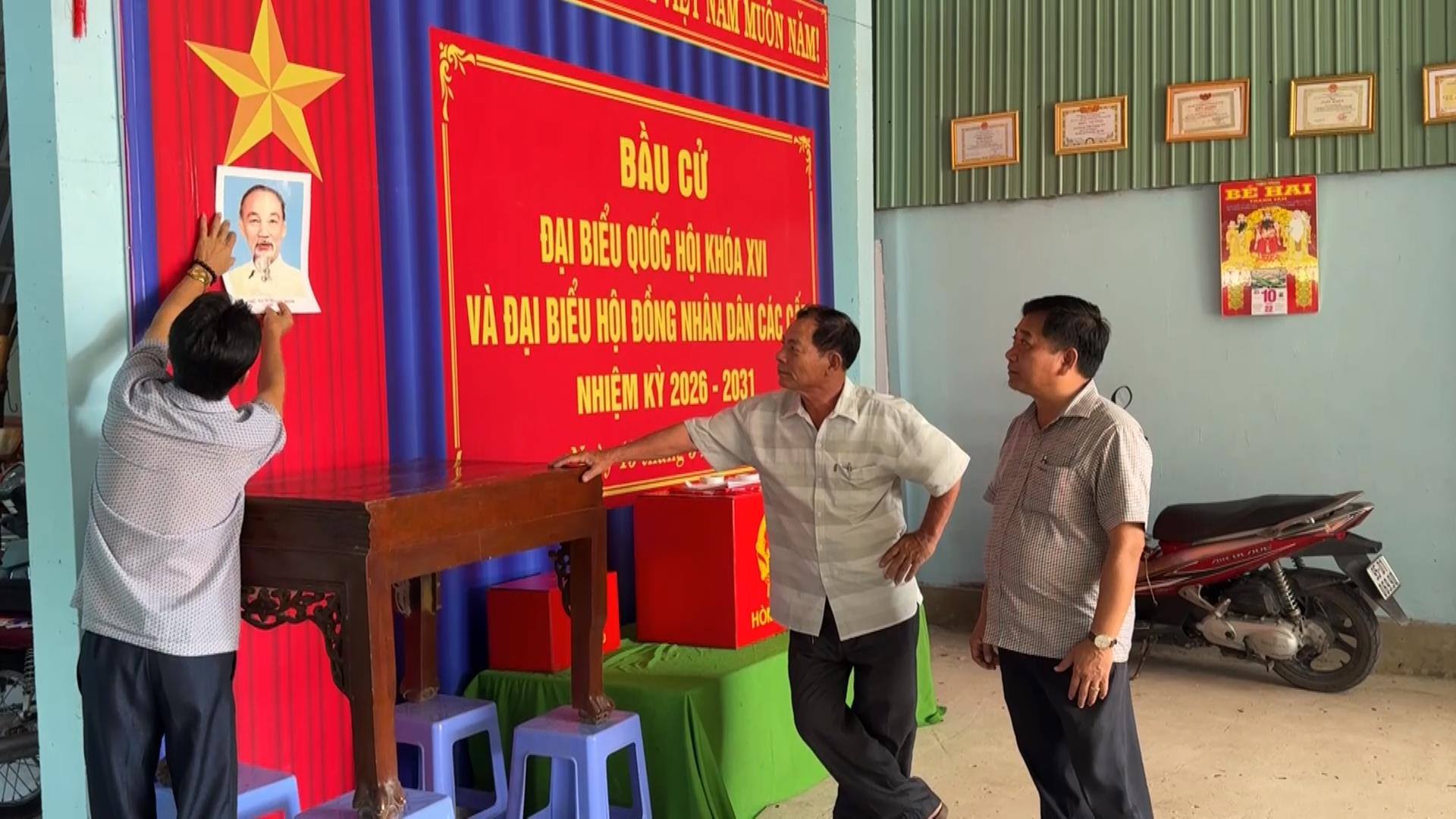 Ông Sầm Long Hải kiểm tra các khu vực bỏ phiếu trước ngày bầu cử