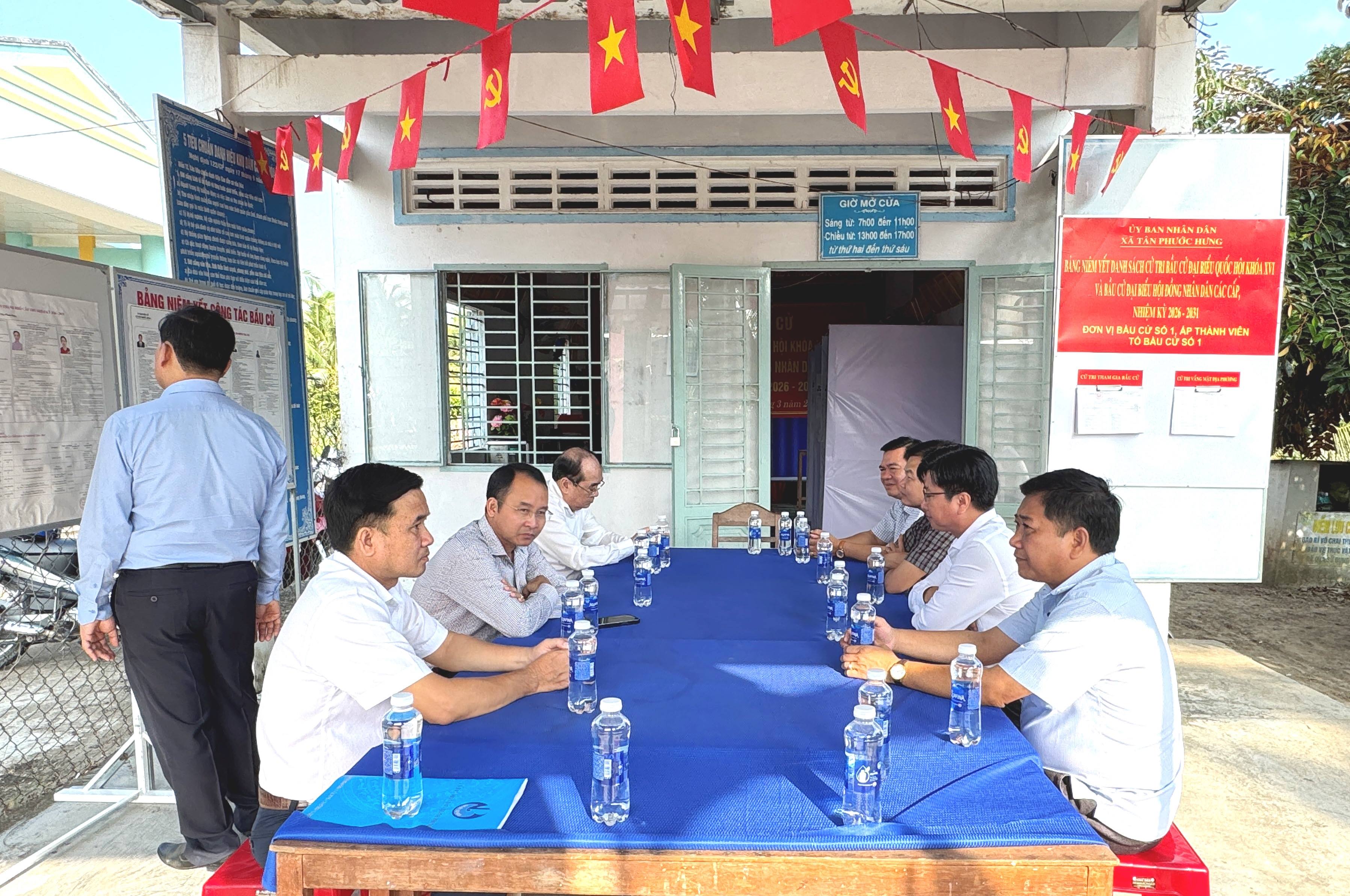 Đoàn kiểm tra thành phố kiểm tra công tác tổ chức bầu cử tại xã Tân Phước Hưng
